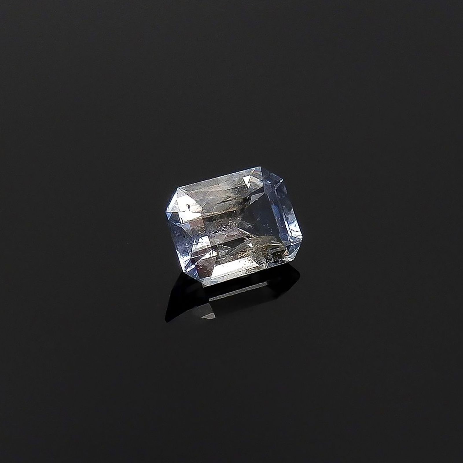 ジェレメジェバイト(宝石名エレメジェバイト)ナミビア産 ソ付(彩珠) 0.250ct / 4x3.1mm前後 [220817283]