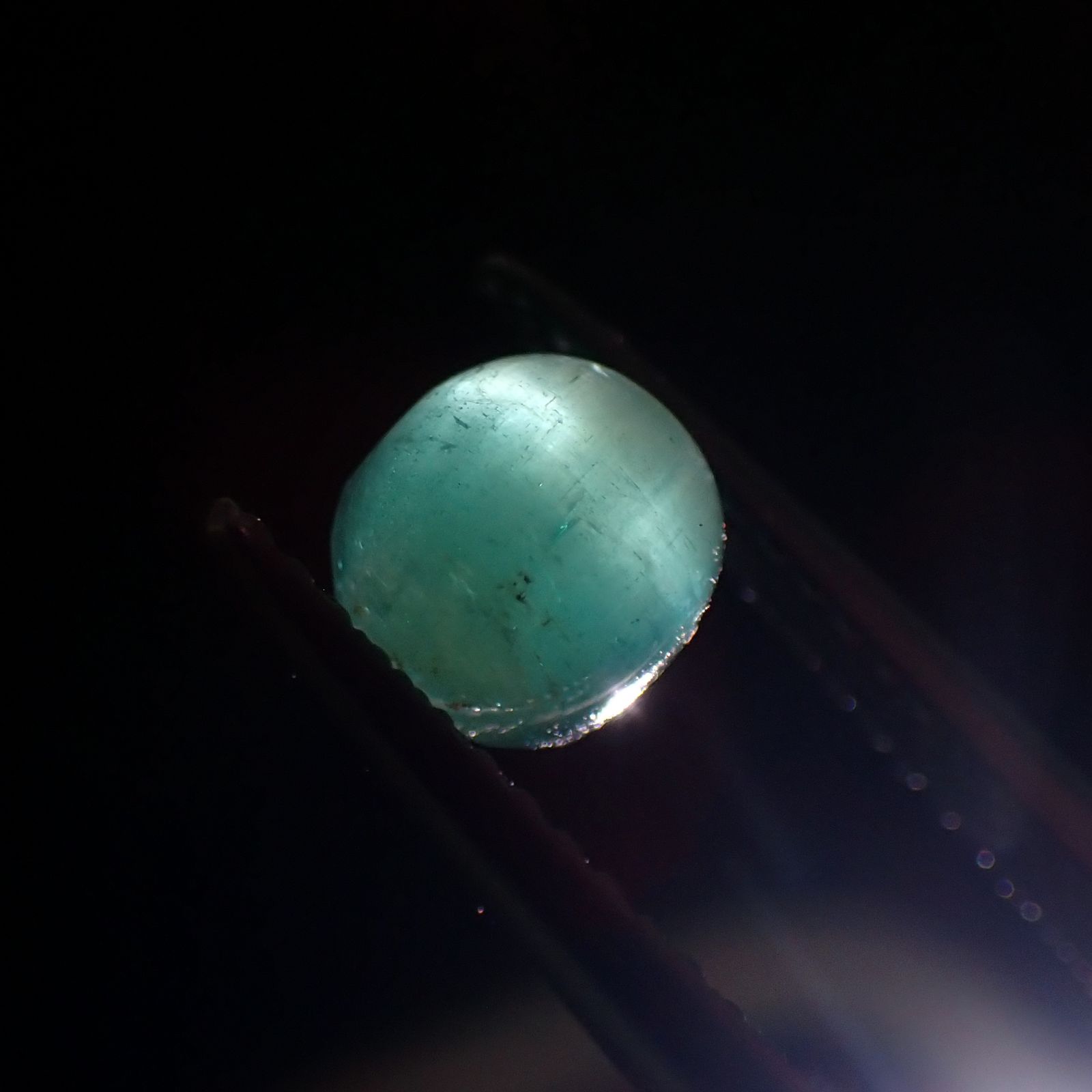 エメラルドキャッツアイ(宝石名エメラルド・キャッツアイ)コロンビア産 1.162ct ソ付(彩珠)[231023867]5.8x5.5mm前後