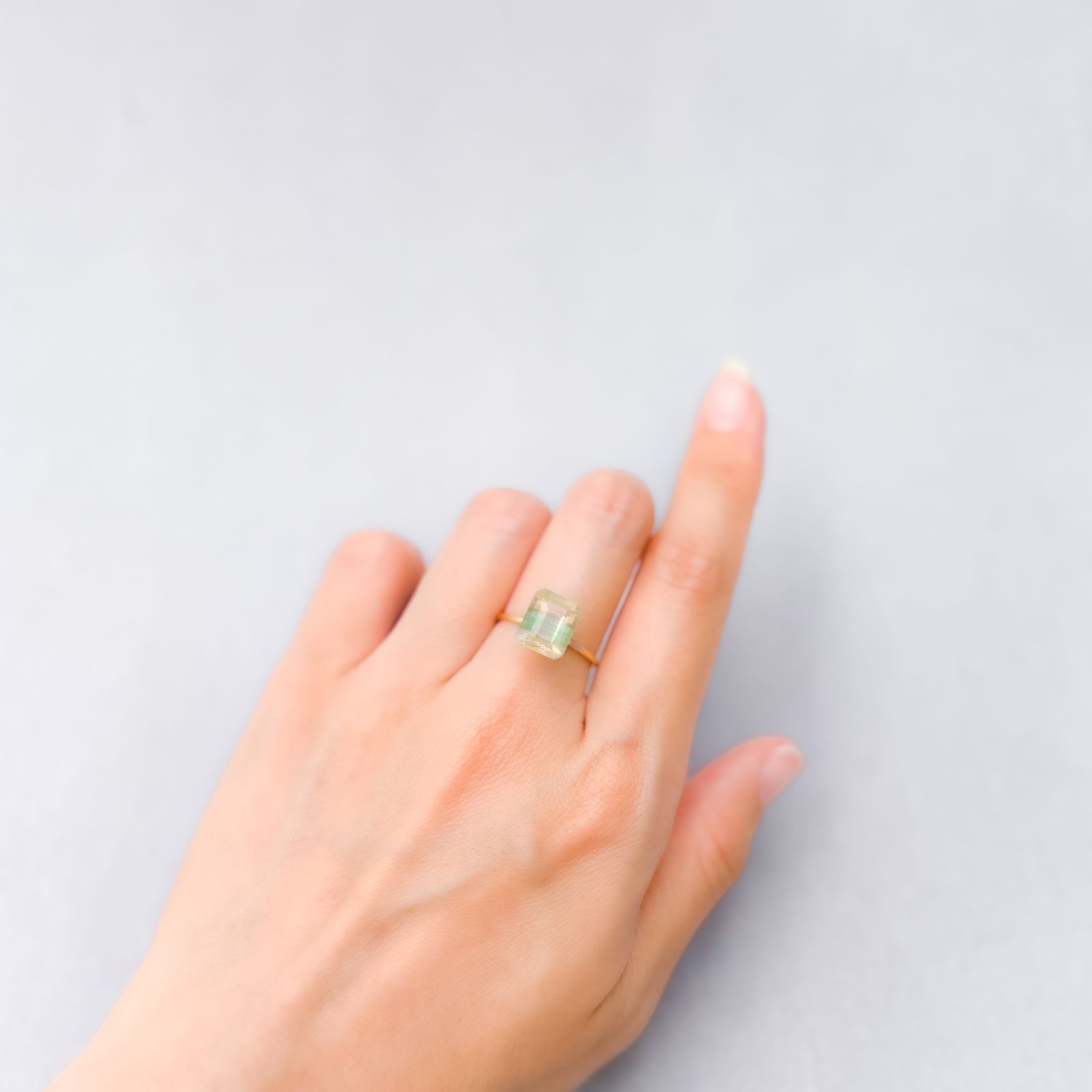 バイカラーフローライト フルオレッセンス ブラジル産 3.87ct [250430251]9.8x8mm前後