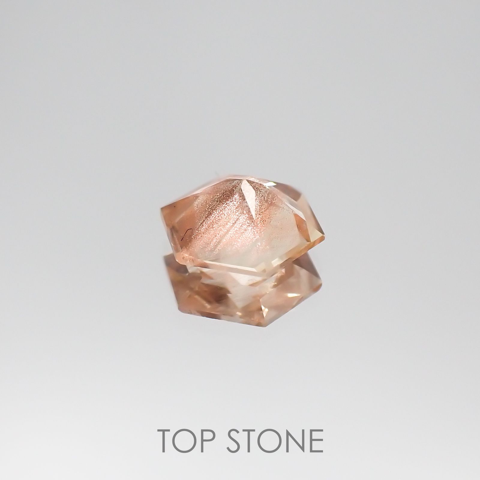 ◇ヘキサゴンカット◇オレゴンサンストーンSA(宝石名ラブラドライト) アメリカ・オレゴン州産 0.67ct 識別済[210610969]6.1×6.1mm前後