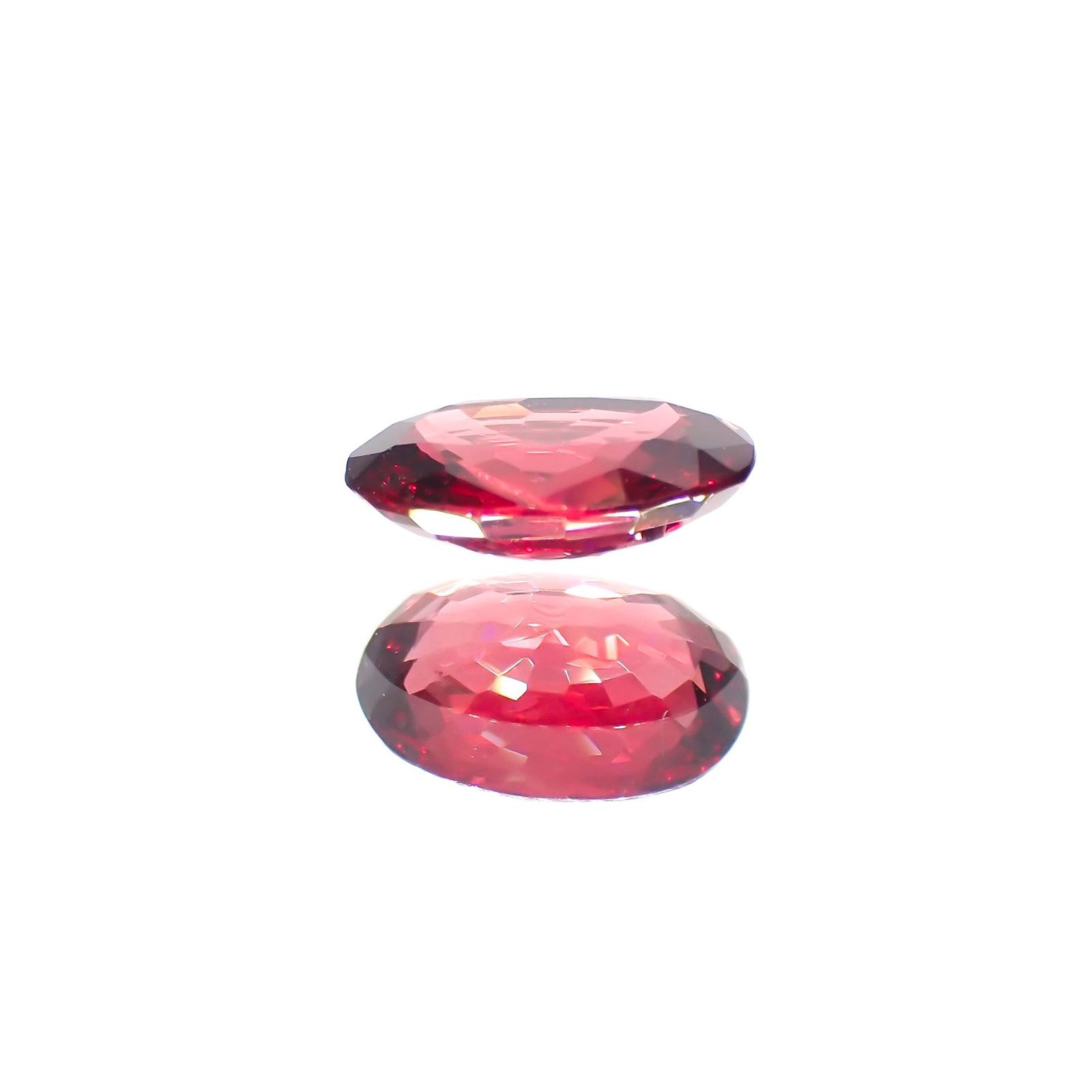 レッドスピネル(宝石名レッド・スピネル) タンザニア産 ソ付(彩珠) 0.869ct / 7.4x5.4mm前後 [20015154]