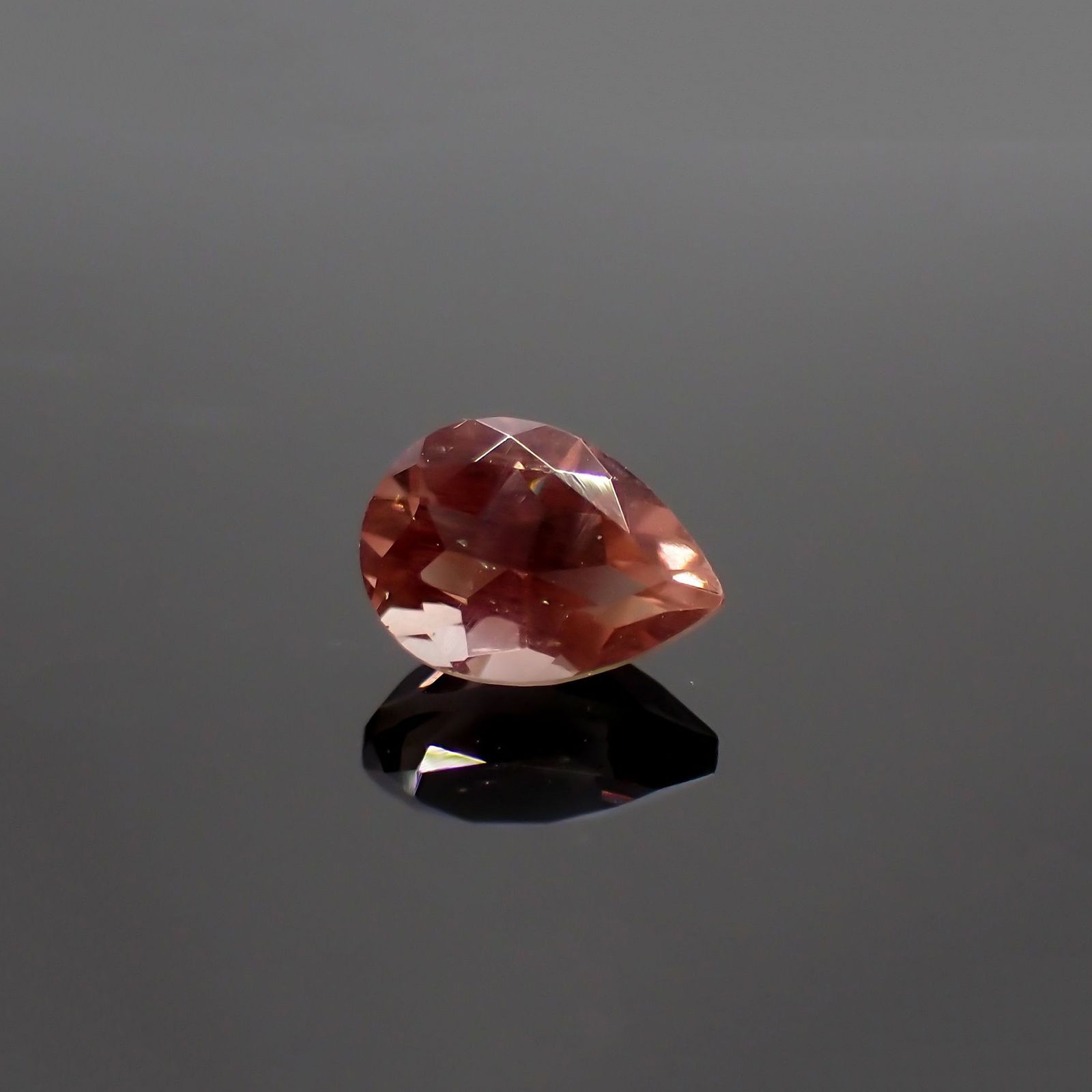 オレゴンサンストーン(宝石名ラブラドライト)アメリカ・オレゴン州産 識別済 0.72ct / 7x5mm前後 [231023903]
