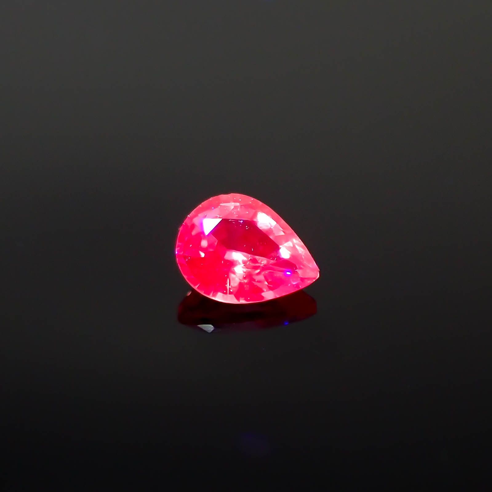 ネオンピンクサファイア スリランカ産 0.17ct[240226302]3.7x2.9mm前後