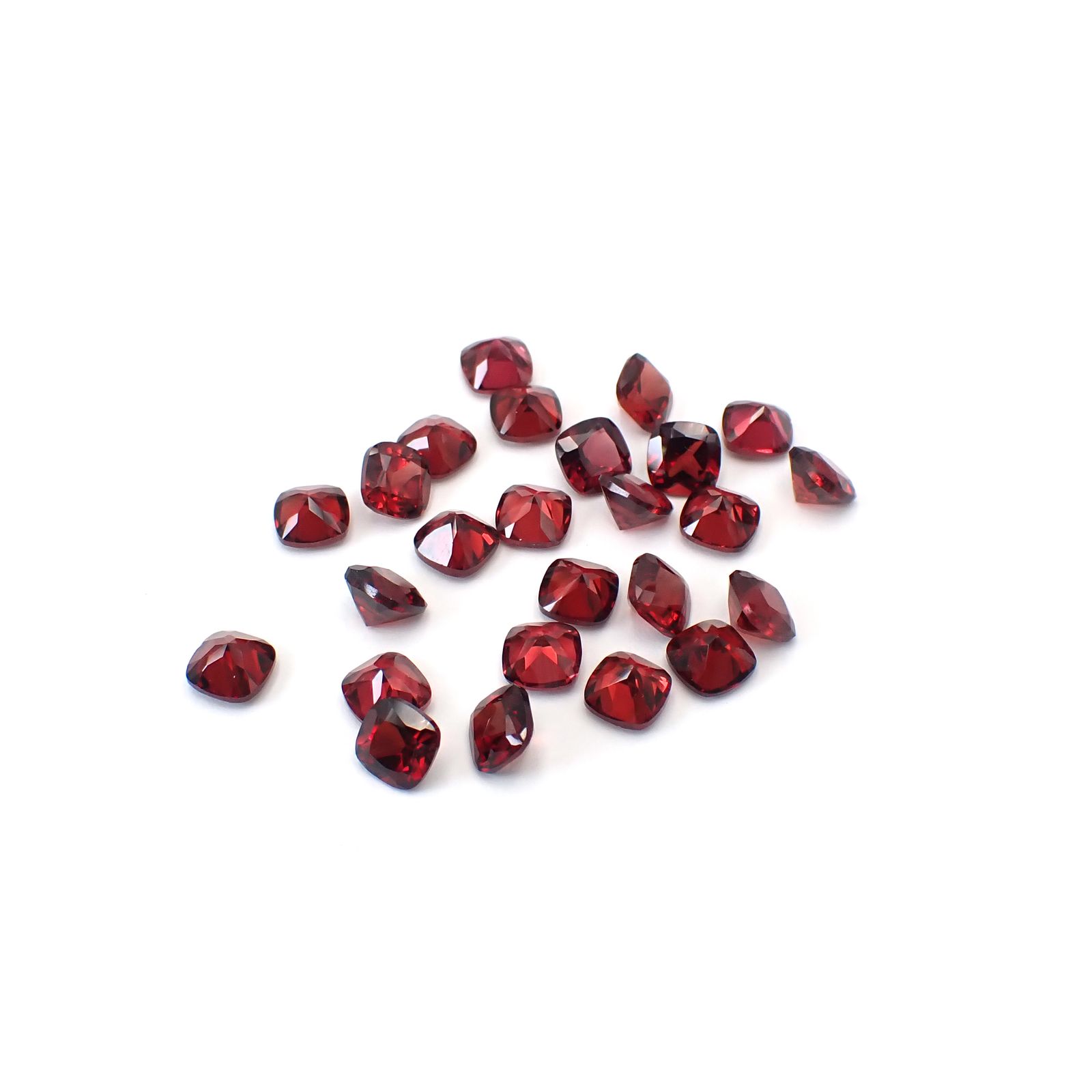 ◇ランダムセレクト◇パイロープアルマンディンガーネット モザンビーク産 約0.73ct / 5x5mm前後 [260532215]