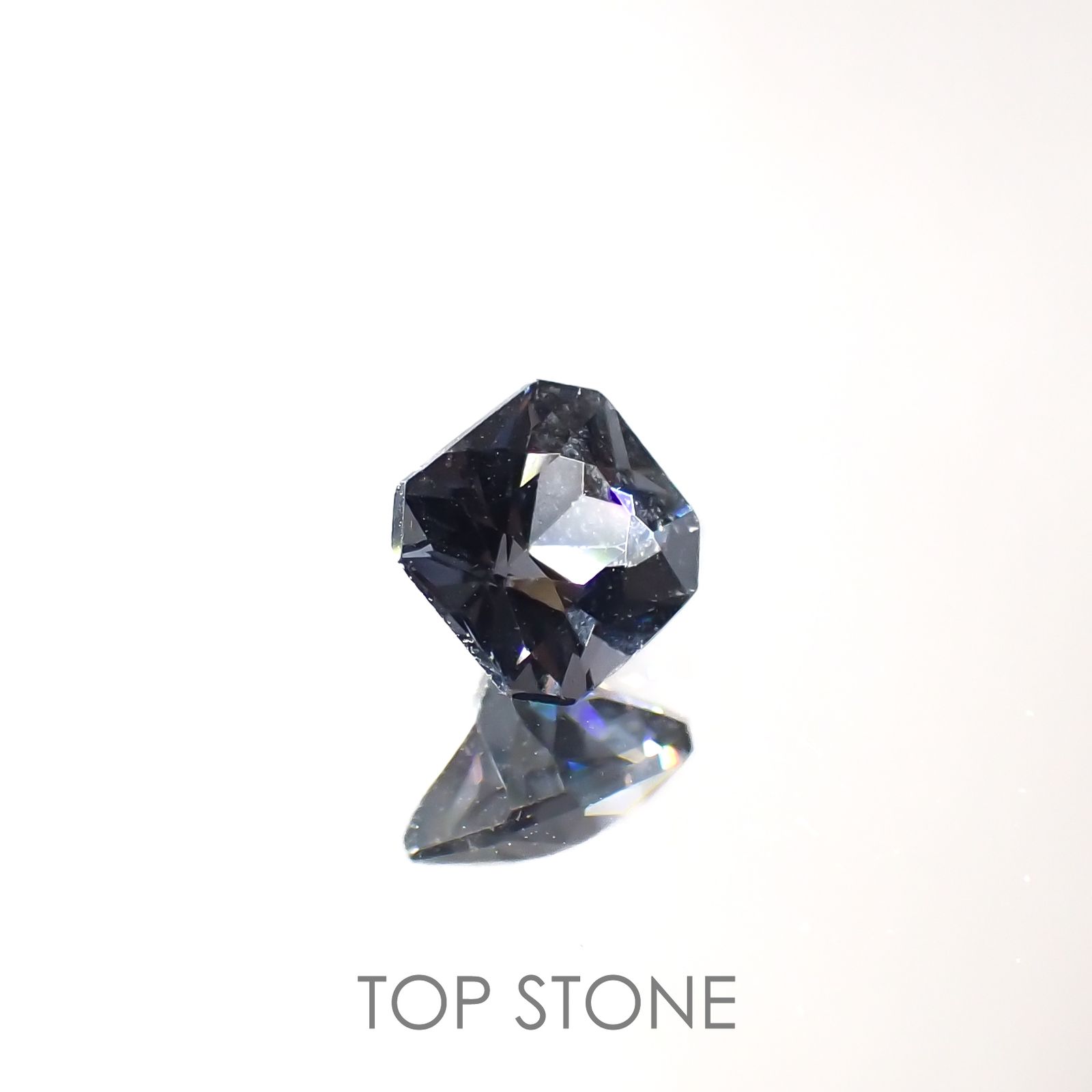 グレースピネル(宝石名スピネル)ビルマ/マダガスカル産 0.68ct 識別済[220716822]5x4.8mm前後
