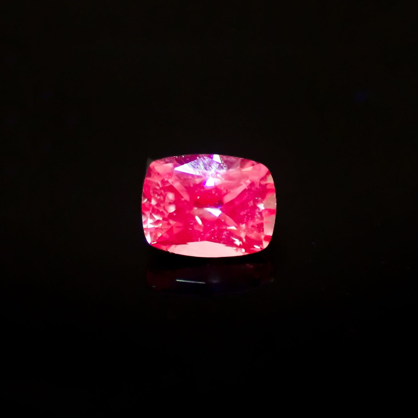ラベンダーサファイア(宝石名サファイア)スリランカ/マダガスカル産 識別済 0.90ct / 6.2x4.7mm前後 [220817464]