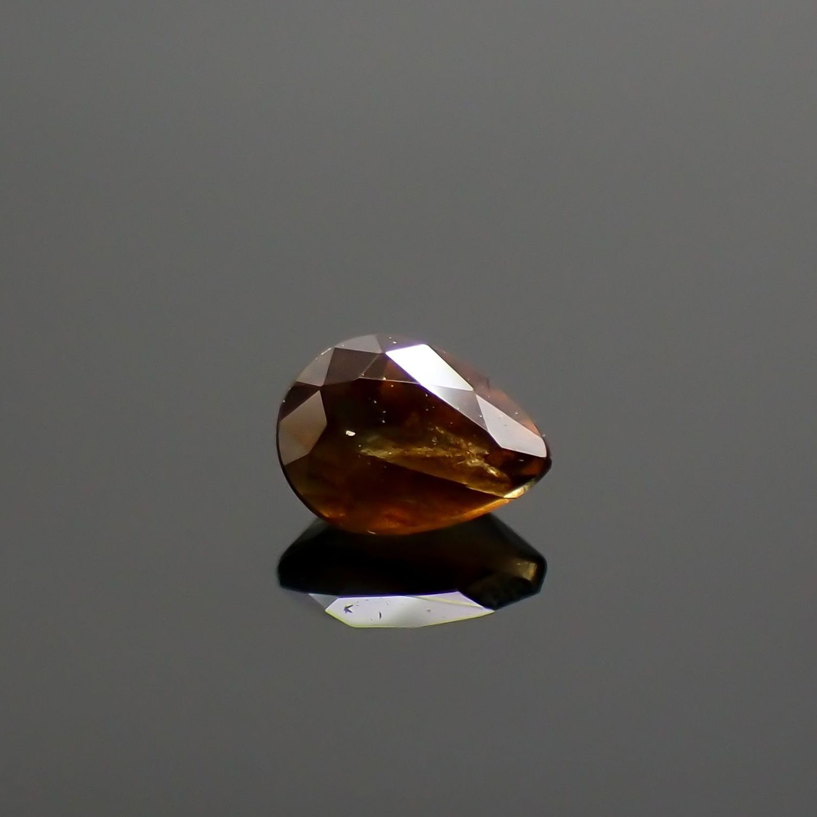 ゴールドシーンサファイア 非加熱(宝石名シーン・サファイア) ケニア産 0.25ct 識別済[250712074]4.1×3.1mm前後