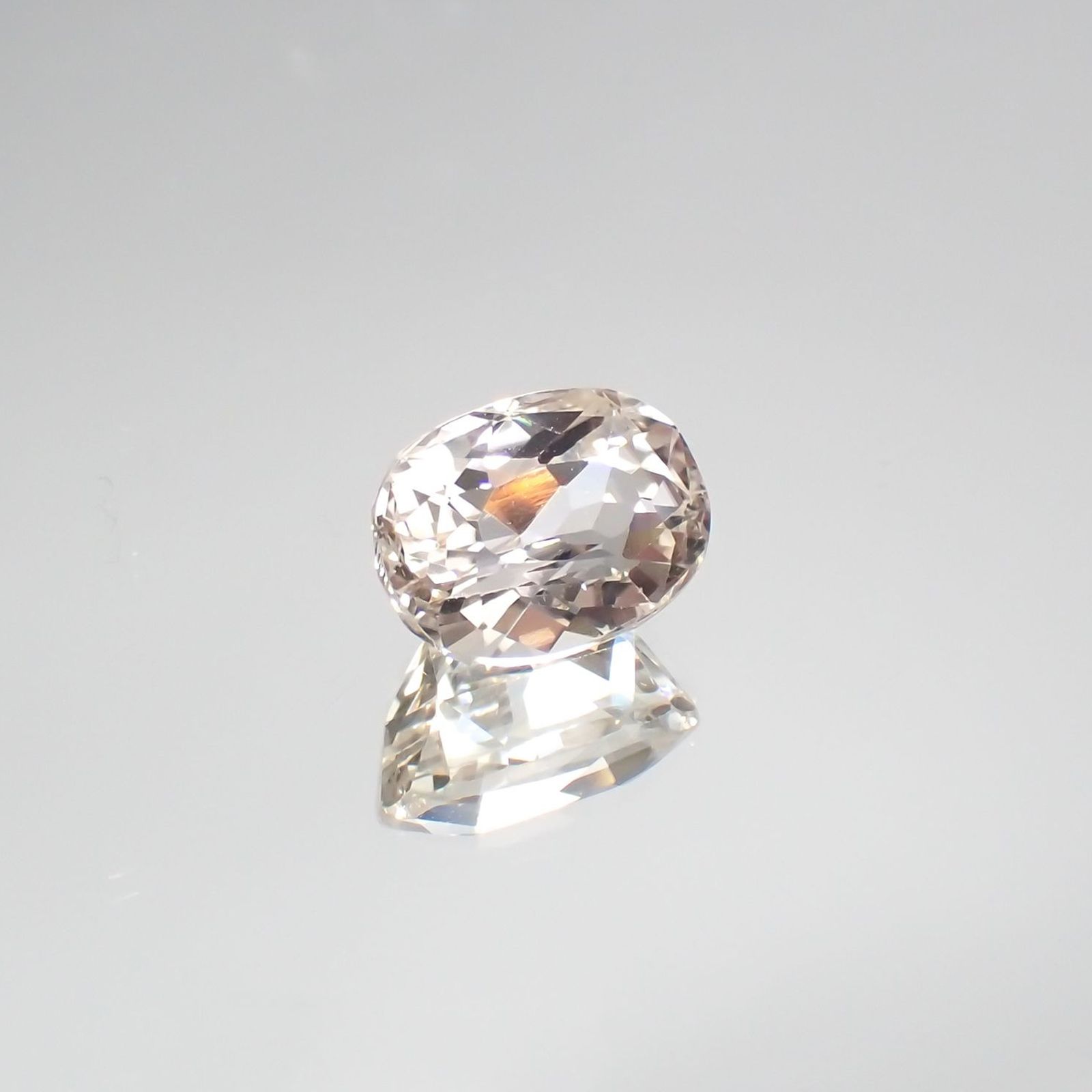 イエロースポジュミン(宝石名スポジュミン) アフガニスタン産 3.83ct 識別済[250711459]10.3×7.5mm前後