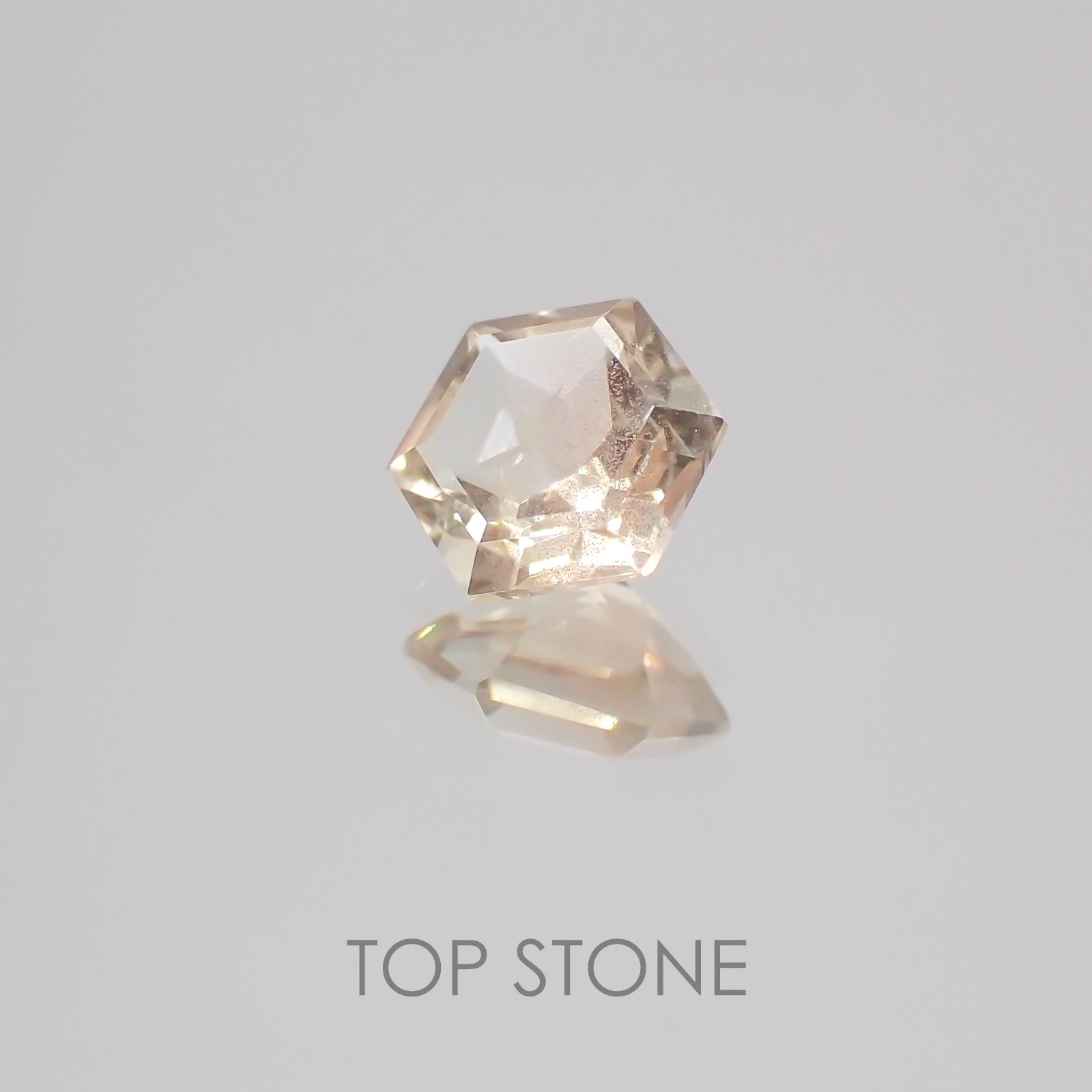 ◇ヘキサゴンカット◇オレゴンサンストーンSA アメリカ産 ルース 0.5ct[21019534]5.1×5.1mm前後