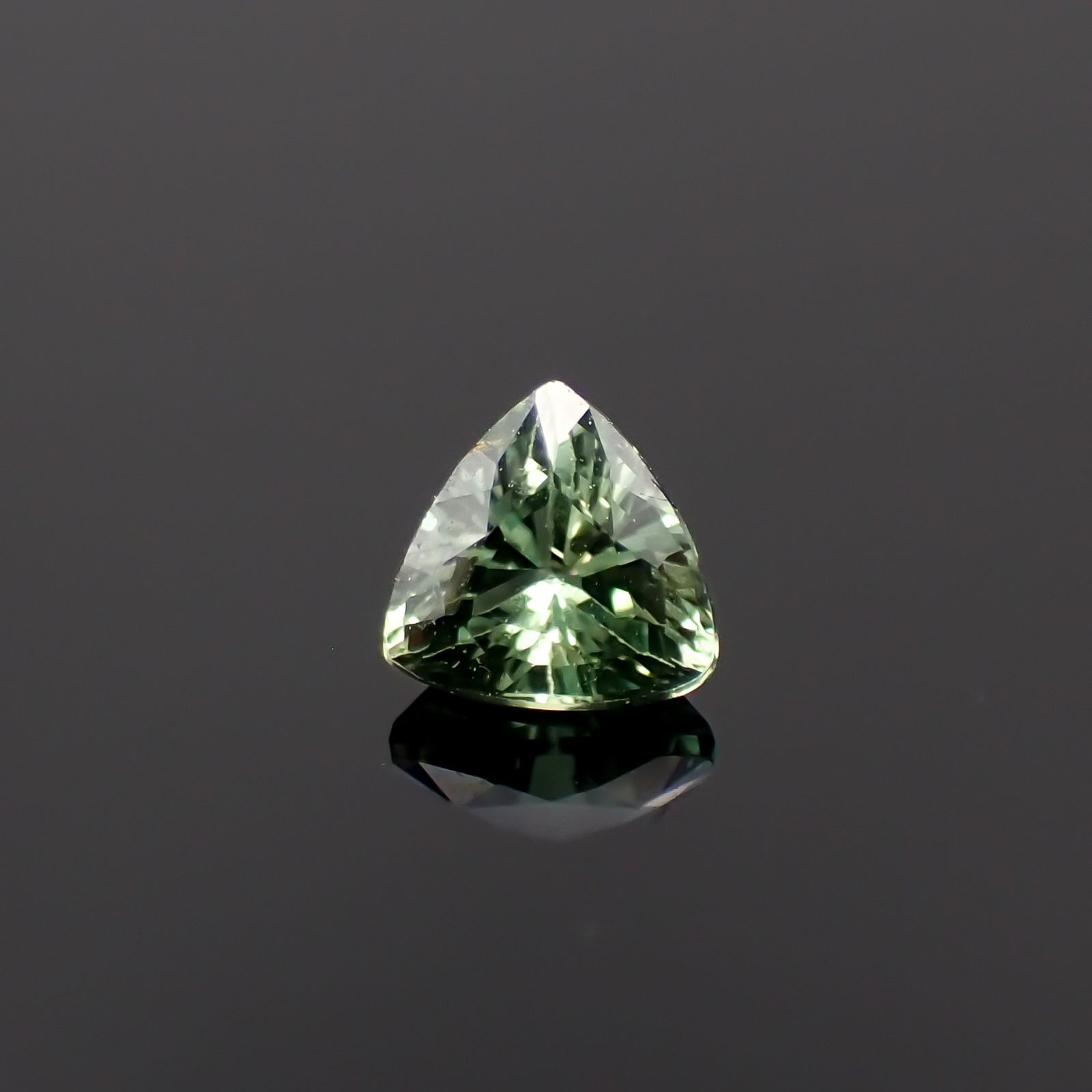 アレキサンドライト(宝石名アレキサンドライト)マダガスカル産 0.25ct 識別済[230522054]3.8x3.8mm前後