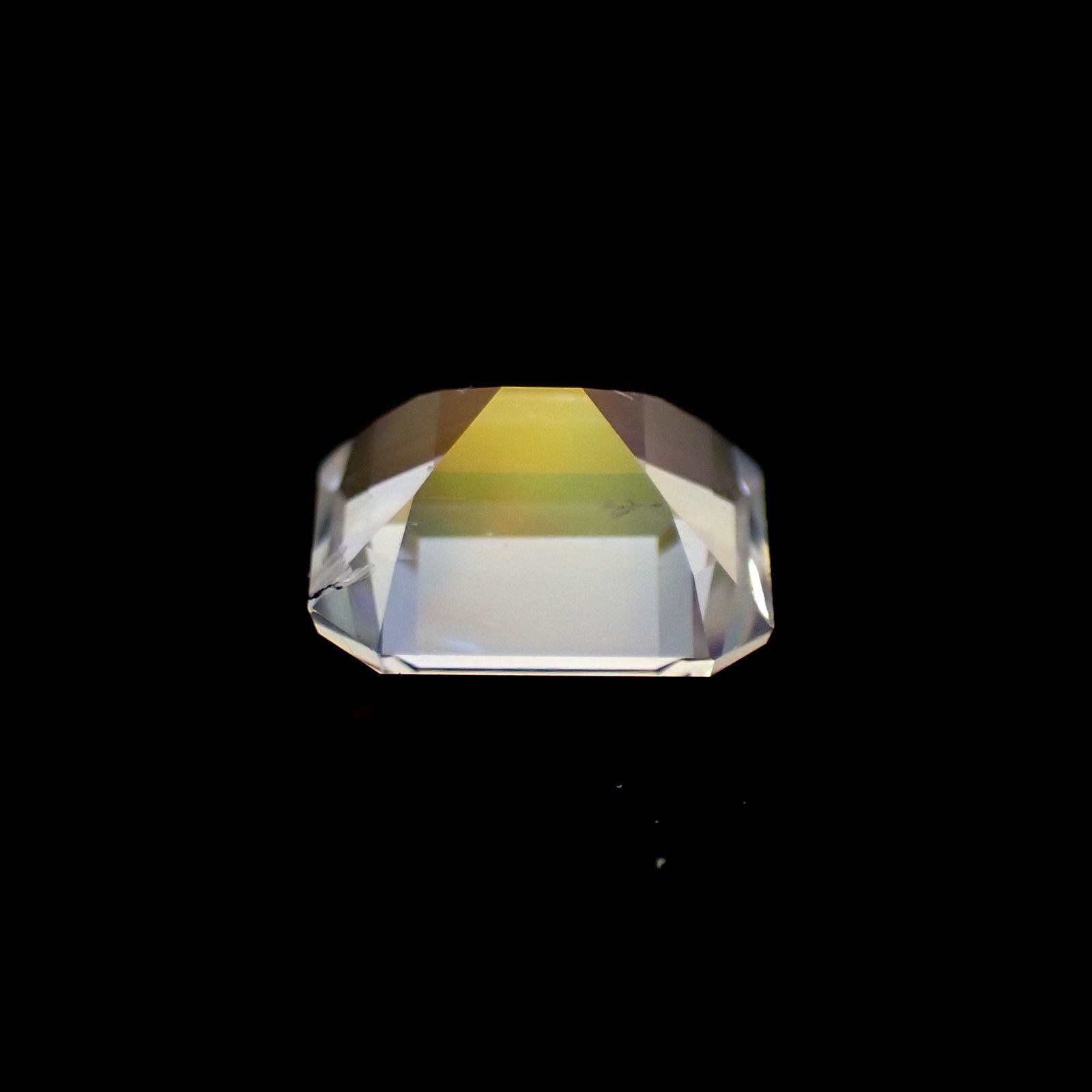 レインボームーンストーン(宝石名ラブラドライト) マダガスカル産 ソ付(彩珠) 1.209ct / 6.9x6.2mm前後 [251210401]