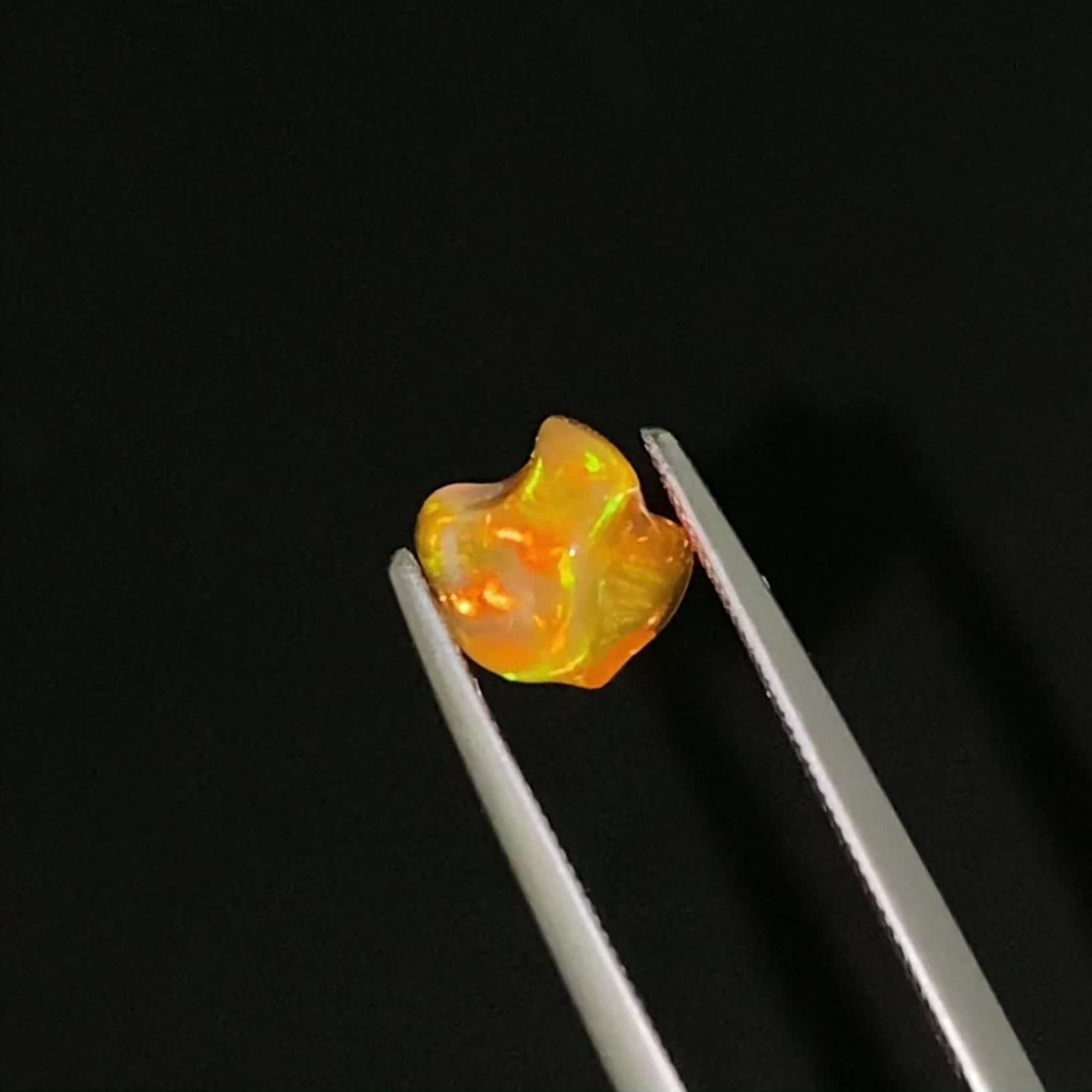 ファイヤーオパール 原石 メキシコ産 0.97ct / 6.9x6.1mm前後