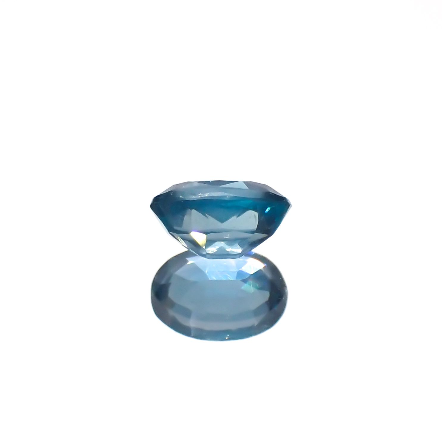 オーシャンブルーカイヤナイト(宝石名カイヤナイト)インド・オリッサ産 0.65ct 識別済[240326698]5.9x4.1mm前後