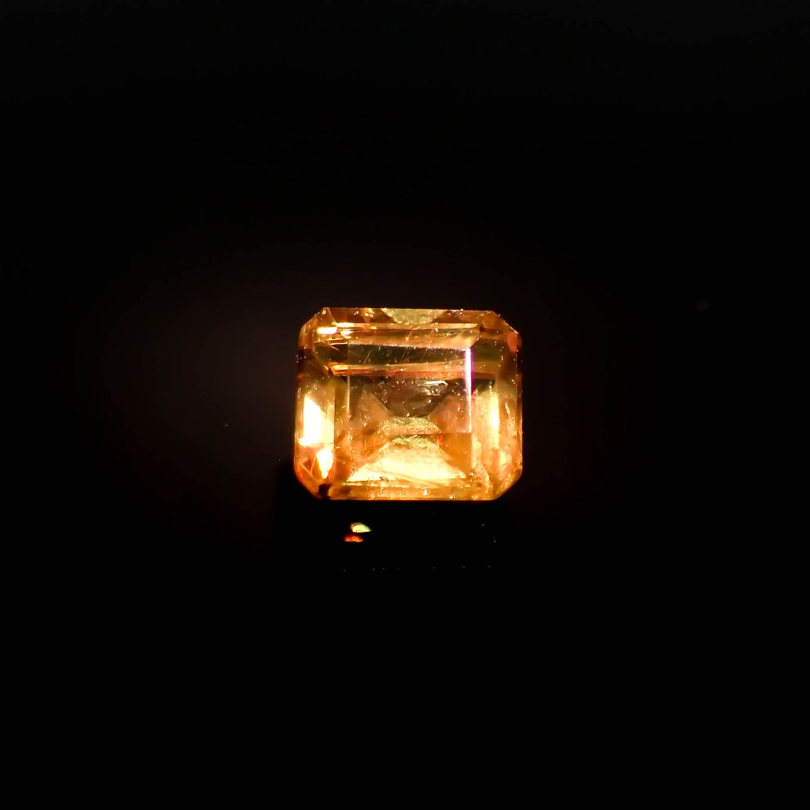 カラーチェンジスフェーン(宝石名スフェーン（カラーチェンジ・タイプ）)パキスタン産 0.79ct 識別済[231224734]5.2x4.7mm前後