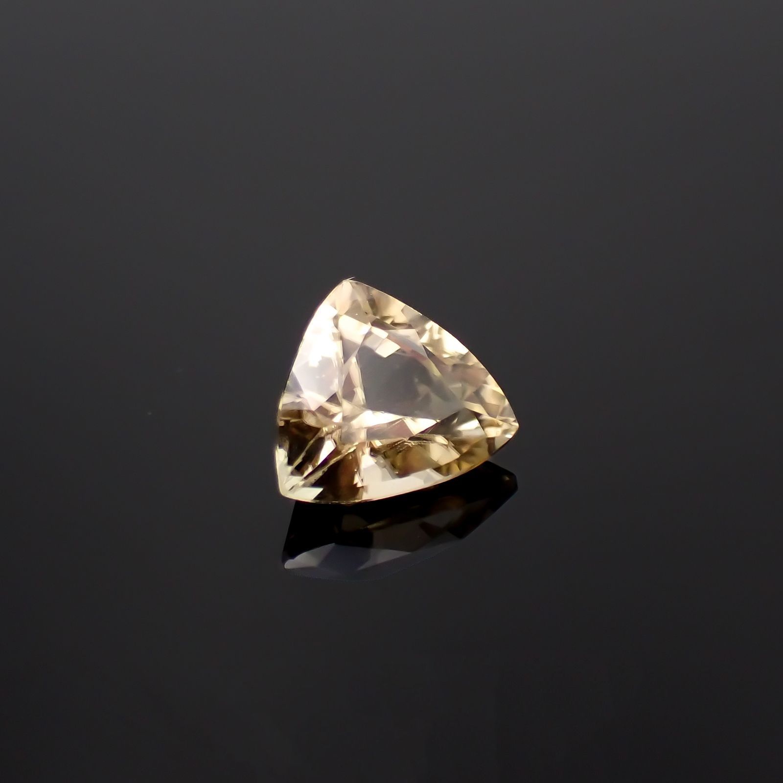 シンハライト(宝石名シンハライト)スリランカ産 識別済 1.63ct / 7.2x8.4mm前後 [260419704]