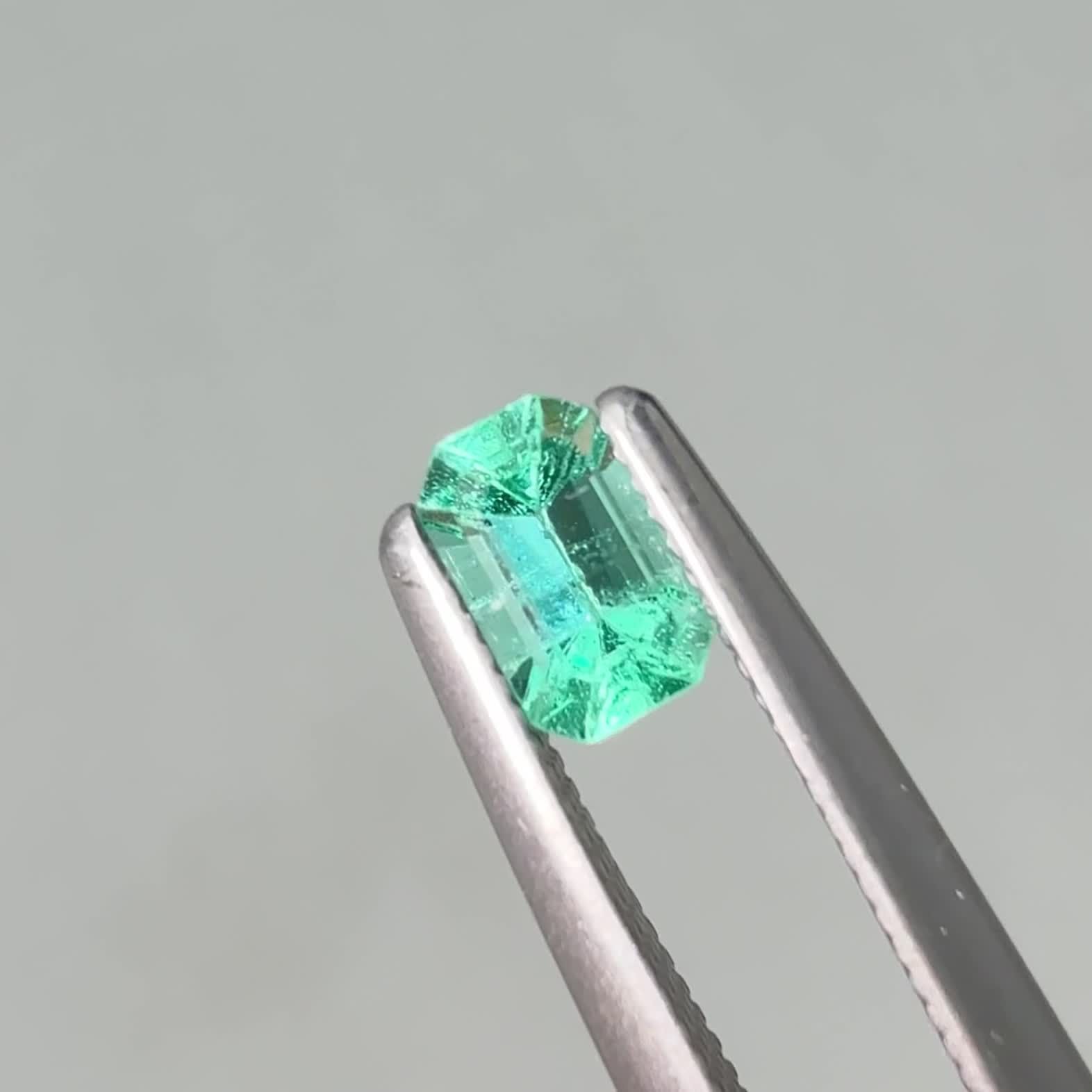 エメラルド ザンビア産 0.31ct / 4.7x2.8mm前後 [250430231] | TOP
