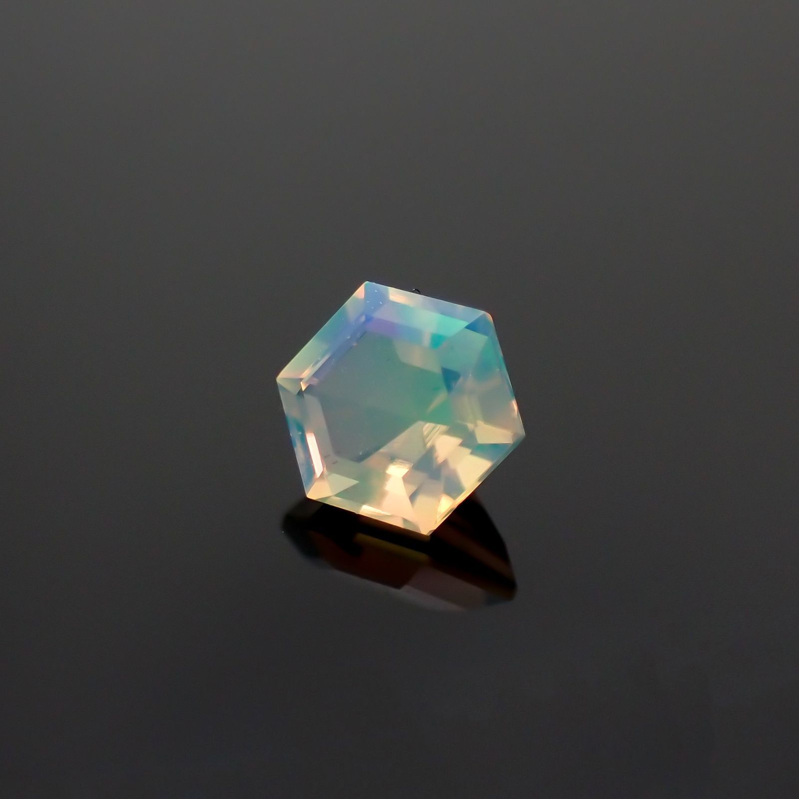 ◇ヘキサゴンカット◇エチオピアオパール エチオピア産 0.20ct[221018439]4.1x4mm前後