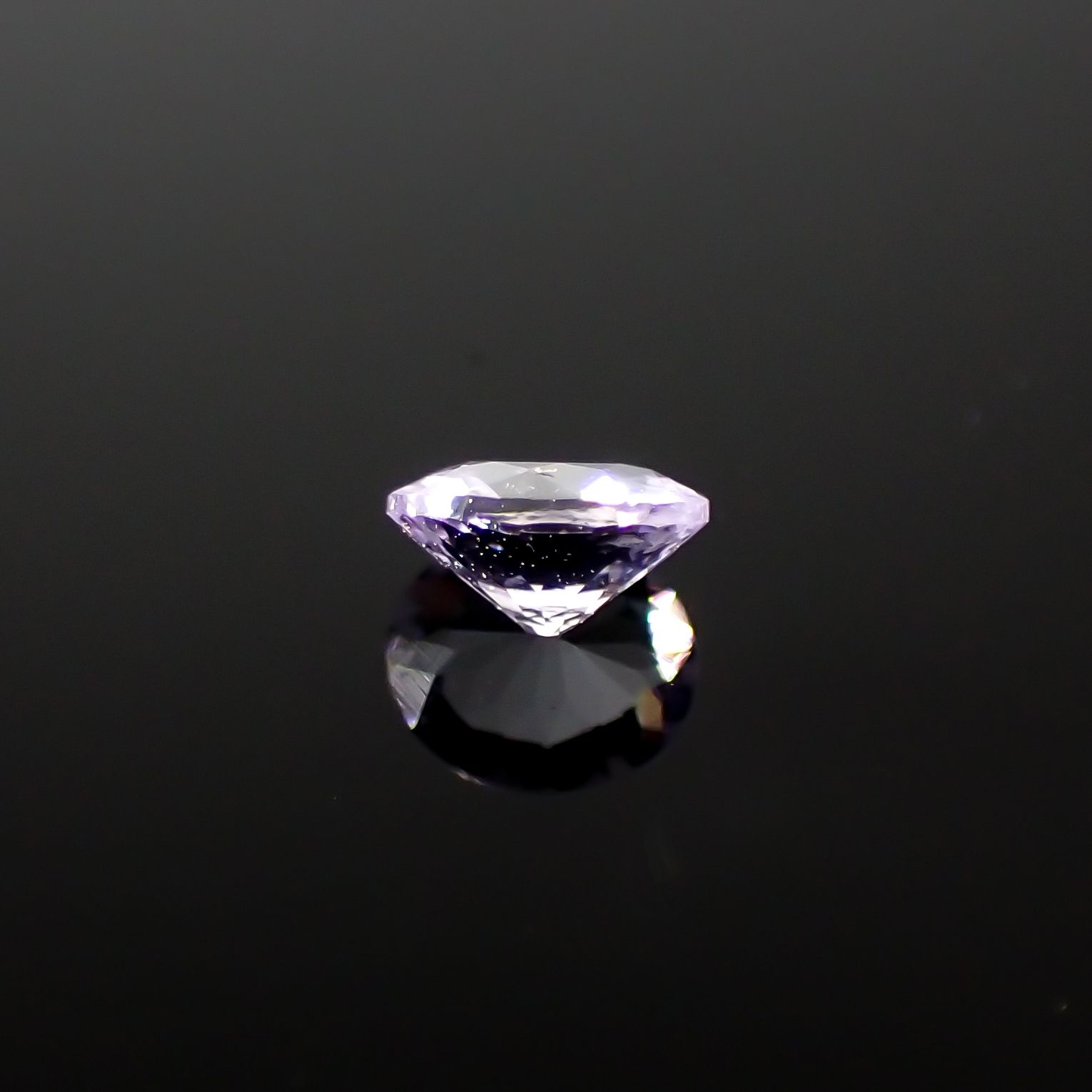 アイスラベンダーサファイア(宝石名サファイア)スリランカ/マダガスカル産 0.20ct 識別済[240226282]3.7x3.2mm前後