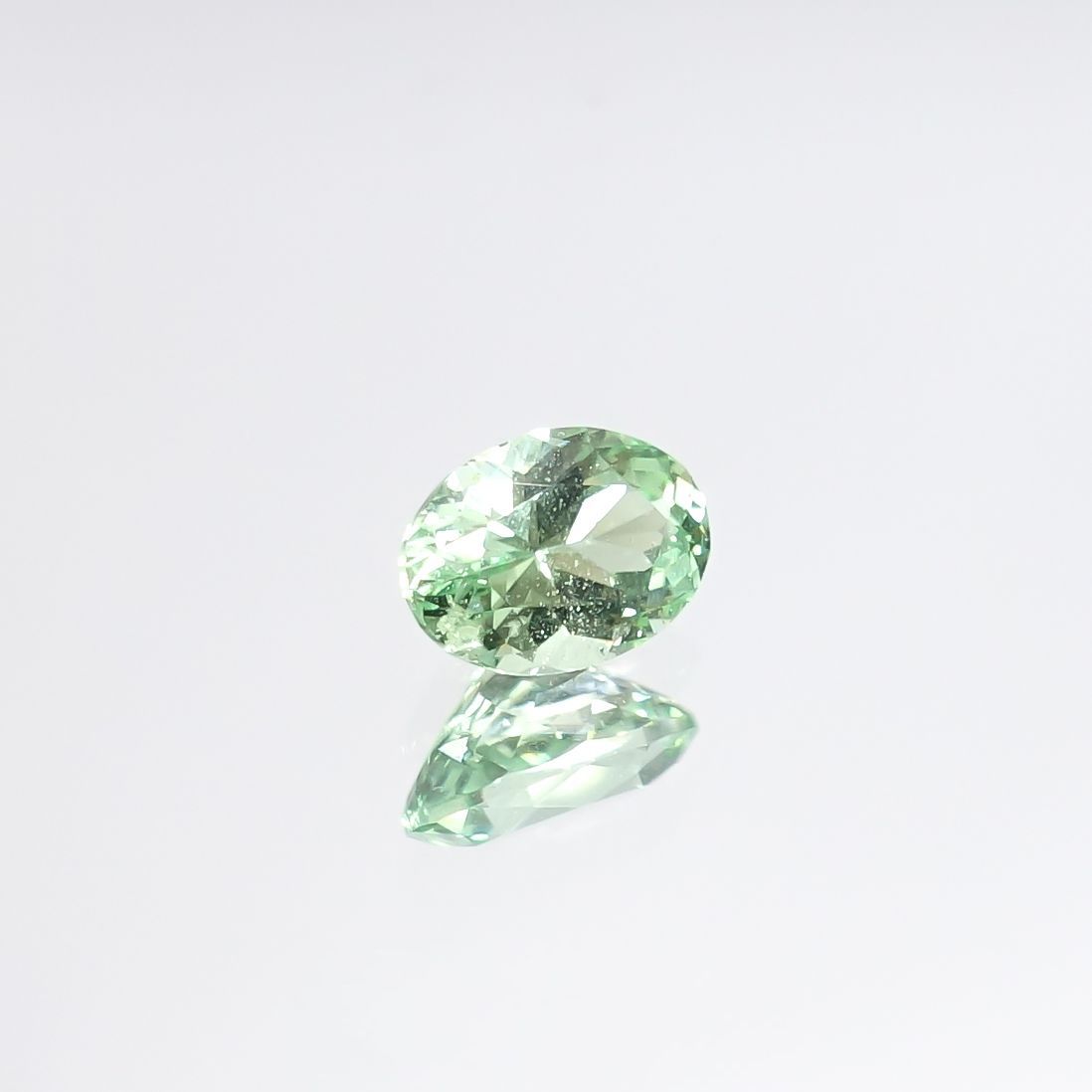 バナジウムコーネルピン(宝石名コーネルピン)タンザニア・タンガ州産 0.56ct 識別済[220115628]5.8x4.2mm前後