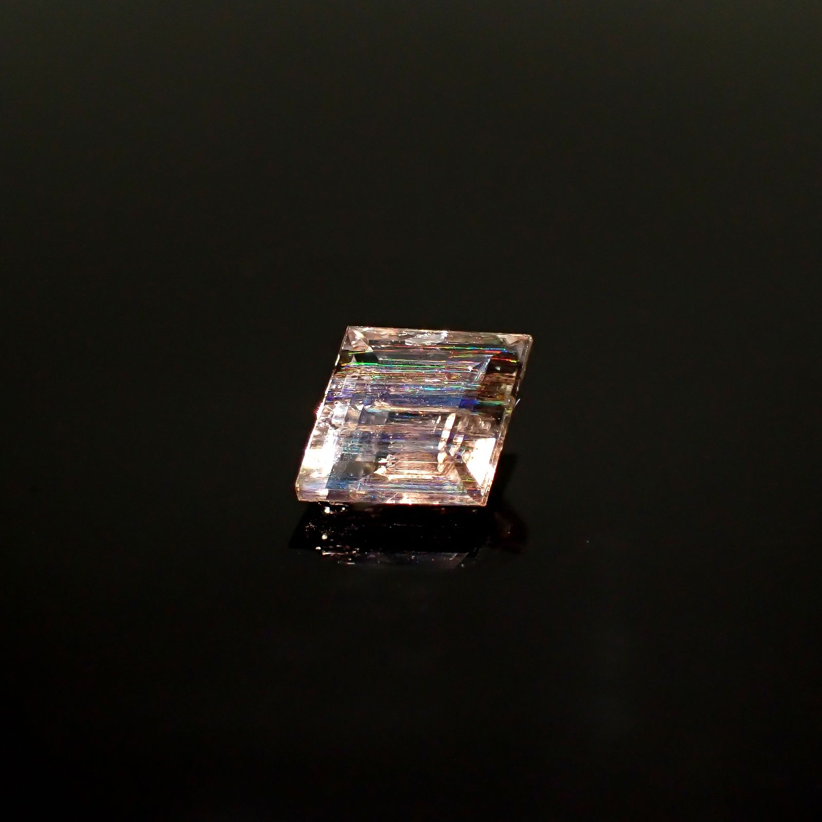 ◇カスタムカット◇レインボースキャポライト ブラジル産 1.36ct / 9.9x8mm前後 [250931043]