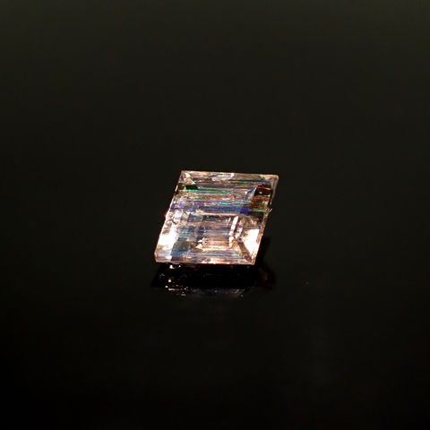 ◇カスタムカット◇レインボースキャポライト ブラジル産 1.36ct / 9.9x8mm前後 [250931043]