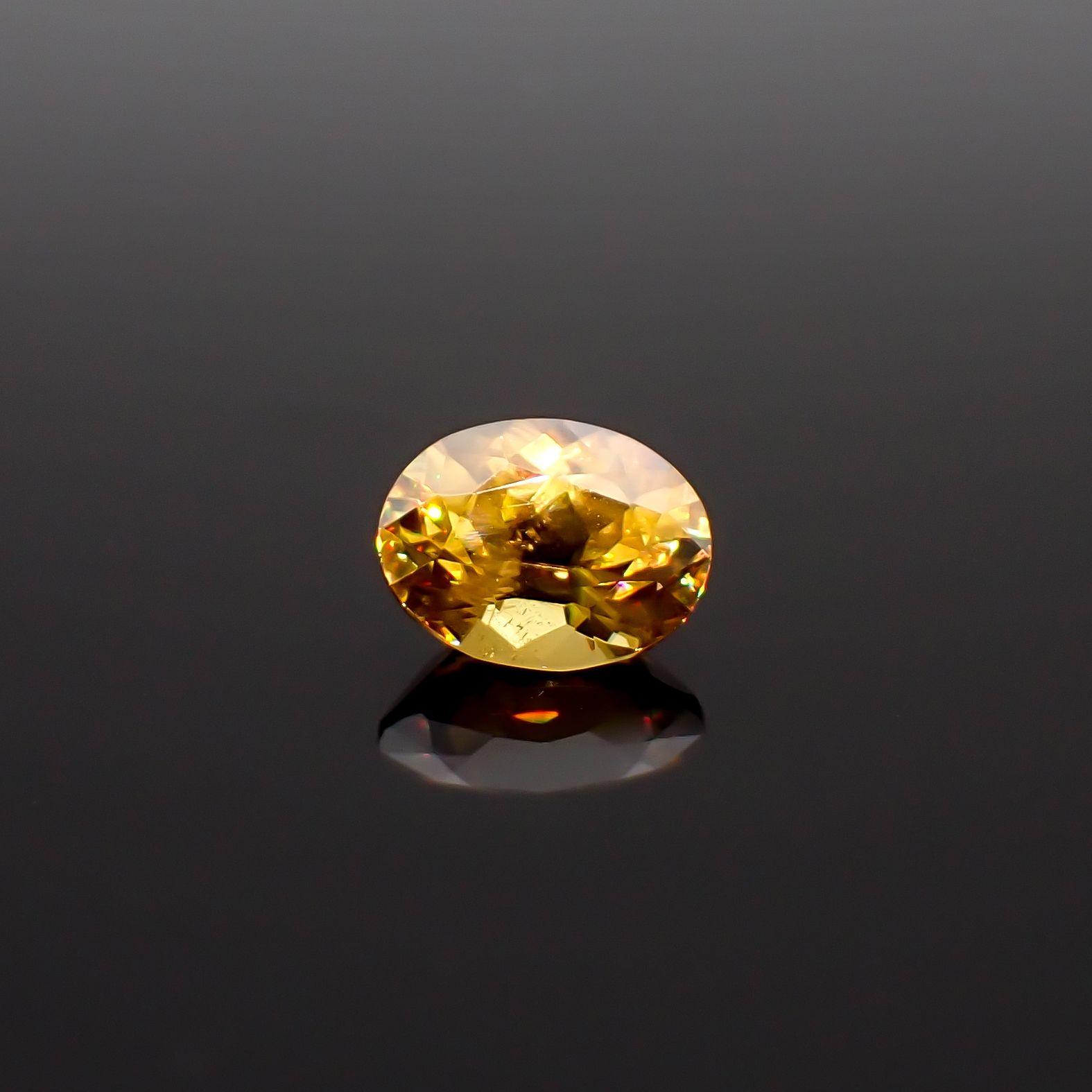 ゴールデンスフェーン マダガスカル産 1.33ct / 7.7x6mm前後 [260632352]