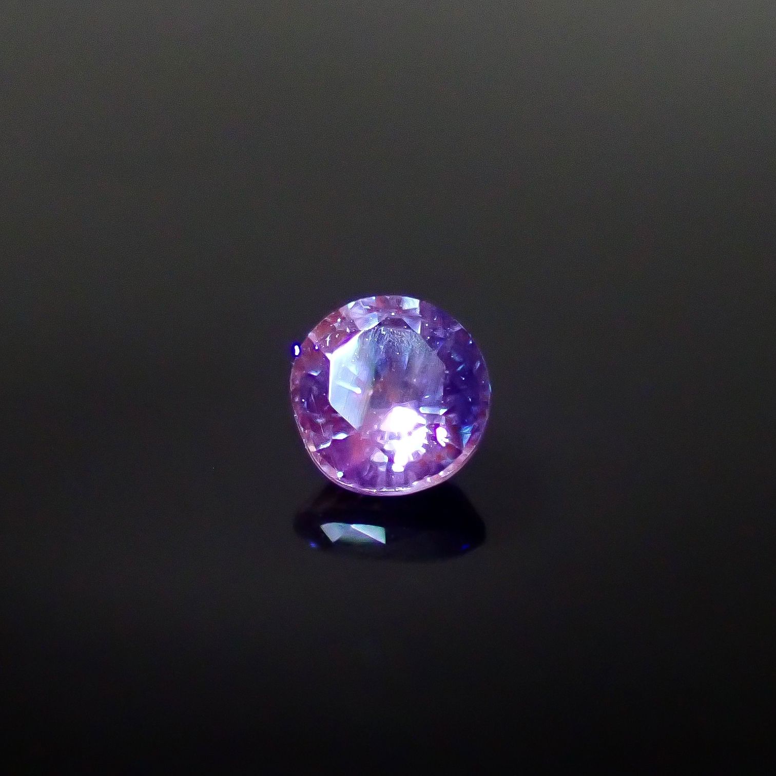 アイスブルーサファイア スリランカ産 0.59ct [250129731]4.9x4.8mm前後