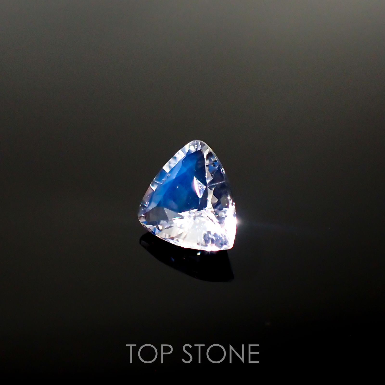 レインボームーンストーン(宝石名ラブラドライト) マダガスカル産 1.145ct ソ付(彩珠)[210712185]7.1×8.3mm前後