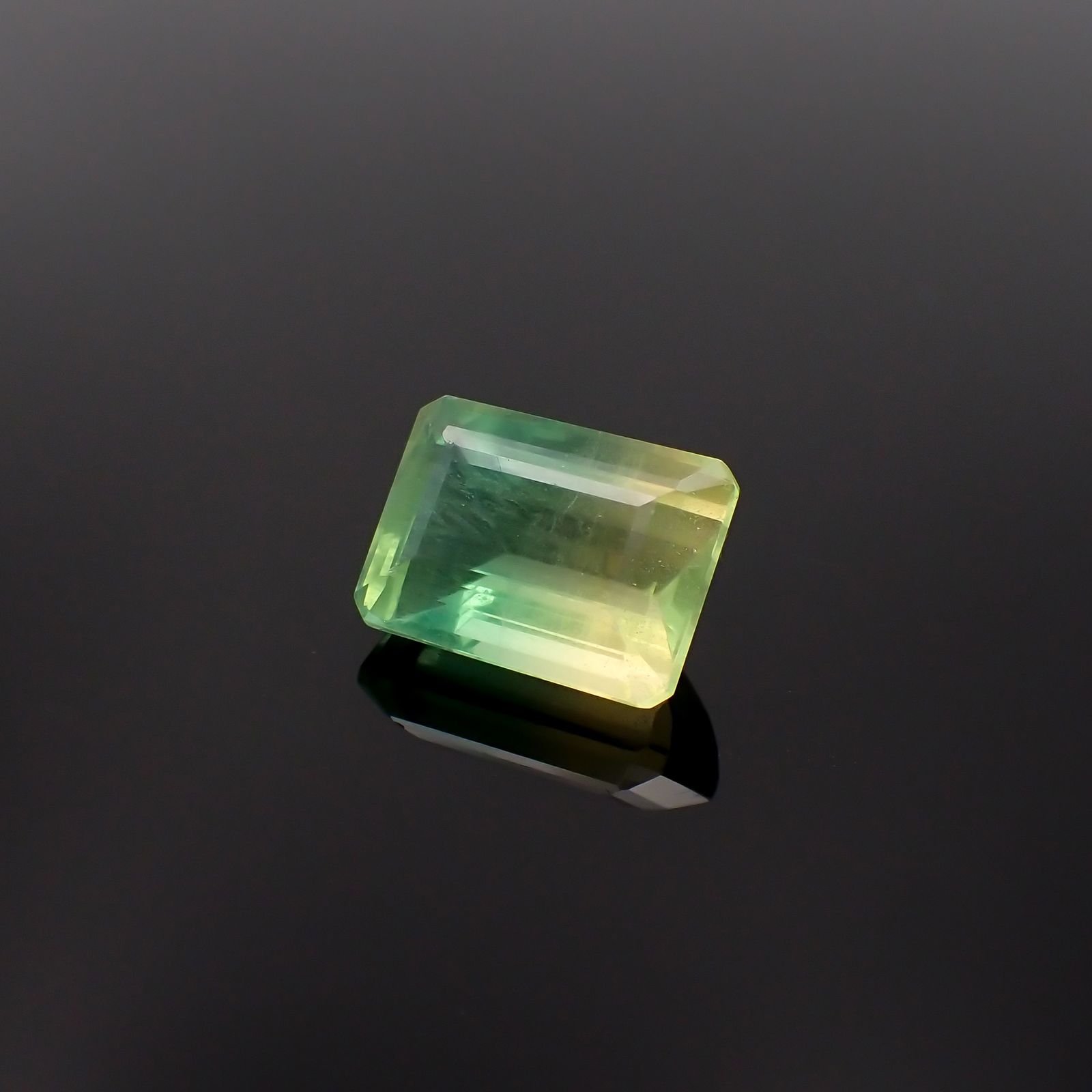 バイカラーフローライト フルオレッセンス ブラジル産 9.59ct[230722970]13.6x10mm前後