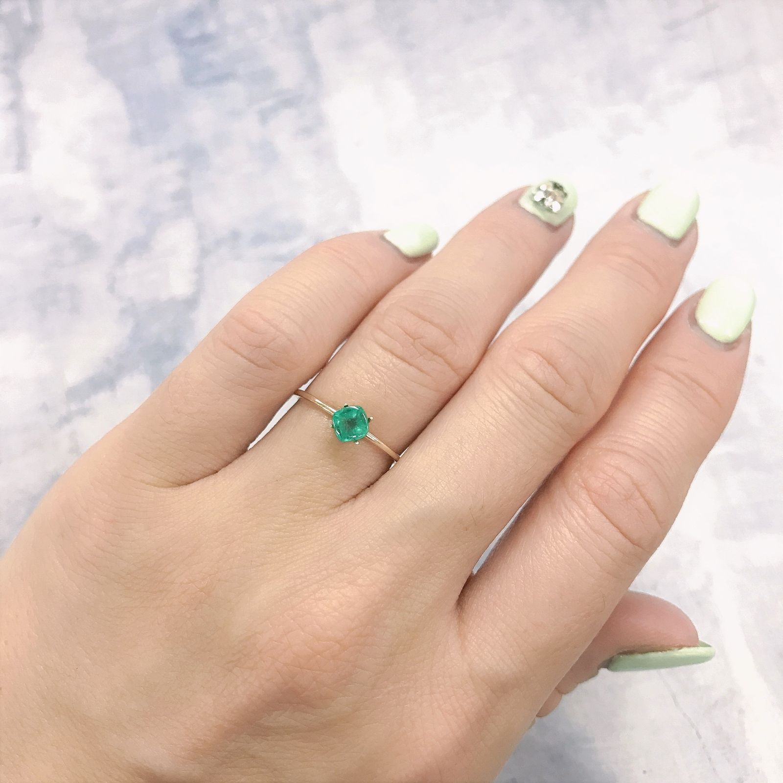 天然エメラルド0.47ct【コロンビア】★シュガーローフカット★ 天然エメラルド0.47ct【コロンビア】☆シュガーローフカット