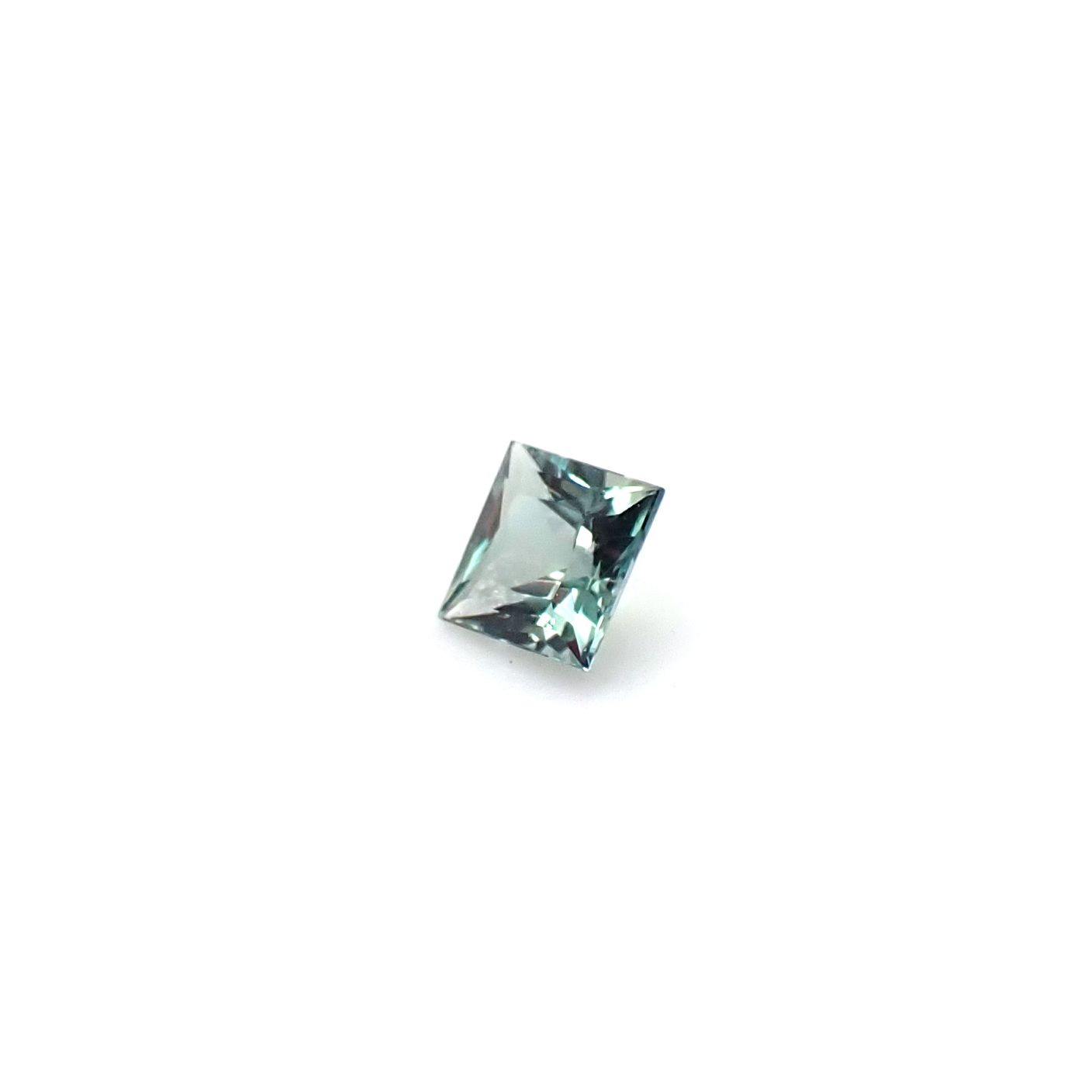 ◇プリンセスカット◇アレキサンドライト ブラジル産 EmeraldMains社製 0.089ct / 2.4x2.4mm前後 [260131568]