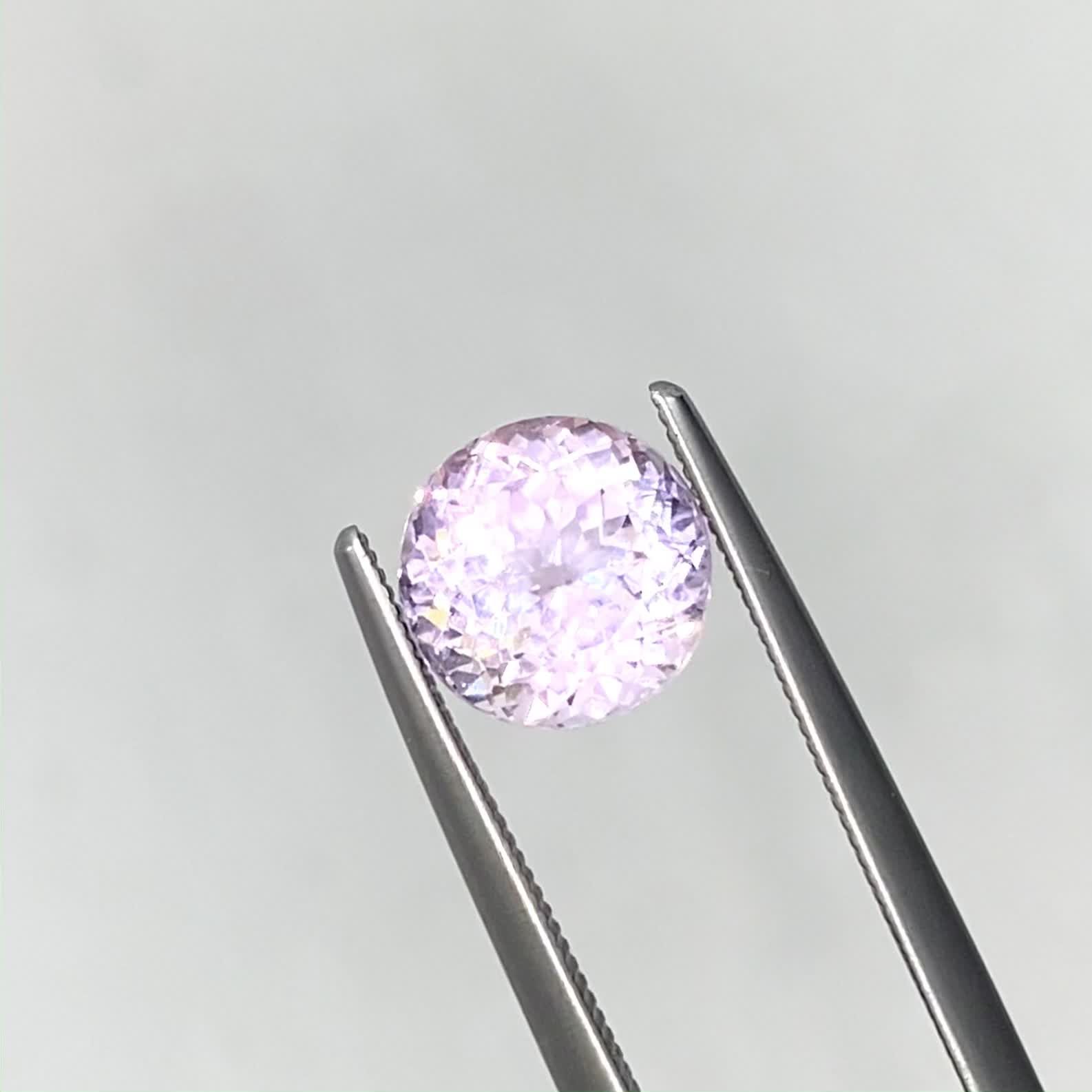 クンツァイト アフガニスタン産 2.56ct / 8x7.9mm前後 [251124354