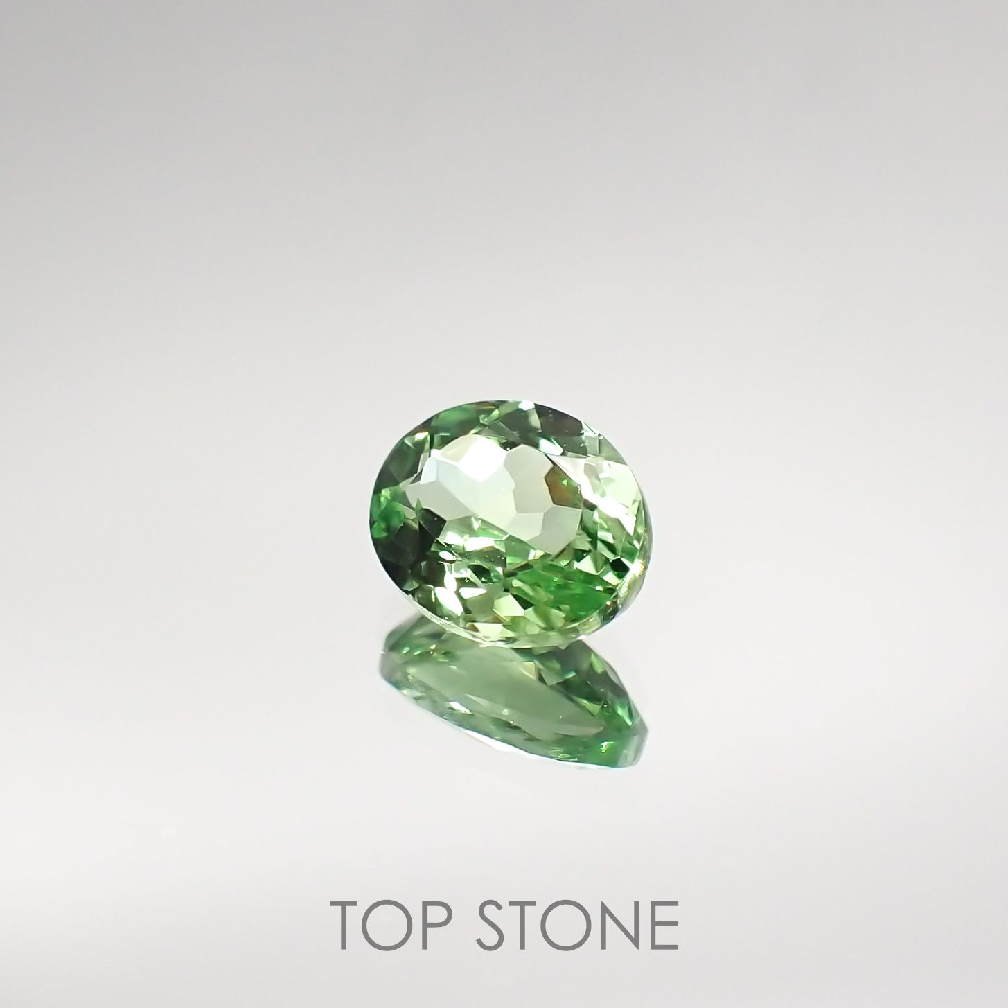ミントガーネット(宝石名グリーン グロッシュラー・ガーネット) タンザニア産 0.44ct 識別済[210711534]5.3×4.1mm前後