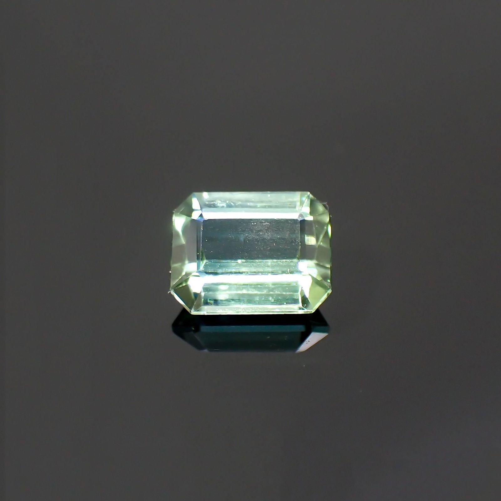 グリーントルマリン アフガニスタン産 0.86ct / 6.4x5mm前後 [220114109]
