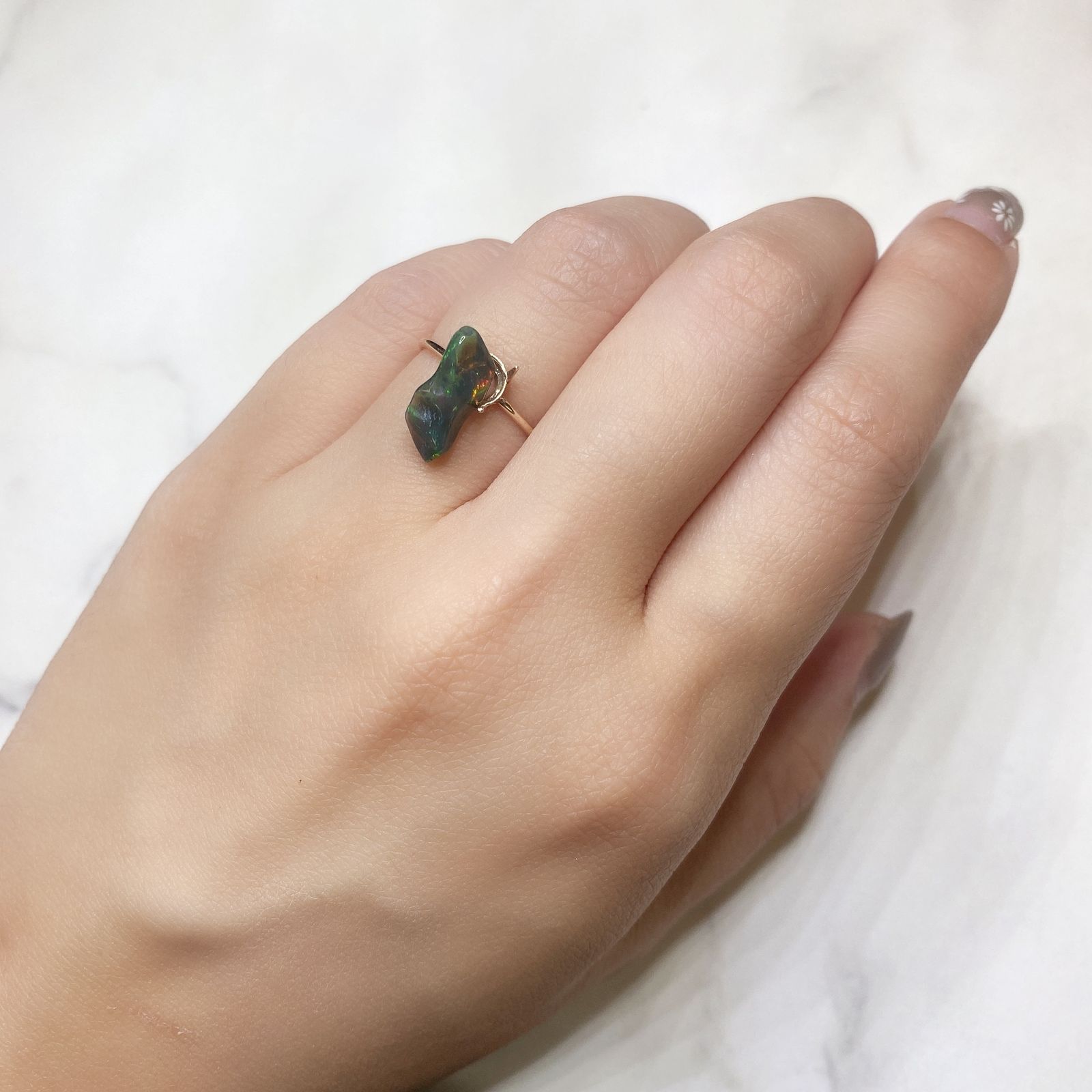 ◇バロック型◇ブラックオパール(宝石名オパール/加熱処理) エチオピア産 1.03ct 識別済[211013507]13.8×6mm前後