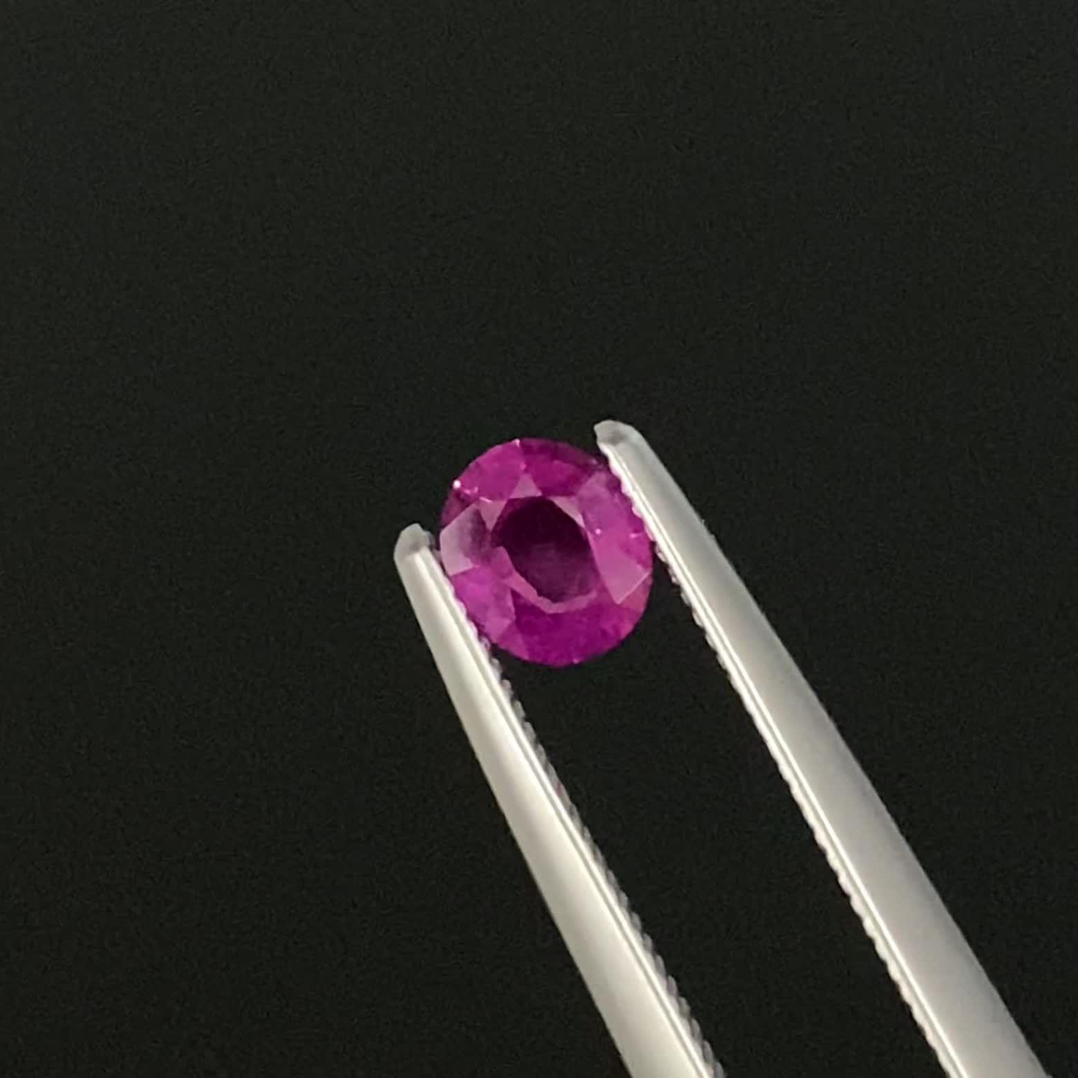 ルビー ビルマ/モザンビーク産 0.32ct / 4.7x4mm前後 [241029395