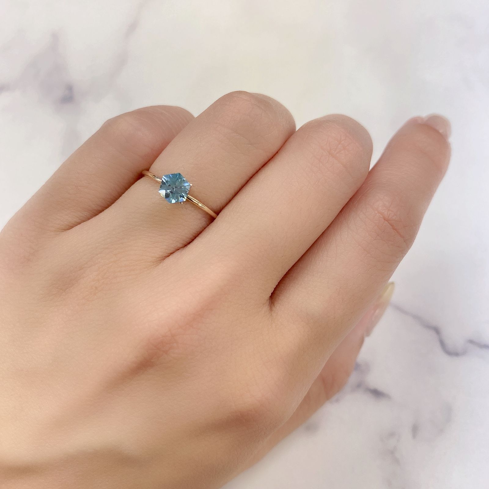 ◇ヘキサゴンカット◇ブルージルコン(宝石名ジルコン) カンボジア産 0.88ct 識別済[210410476]5×5mm前後