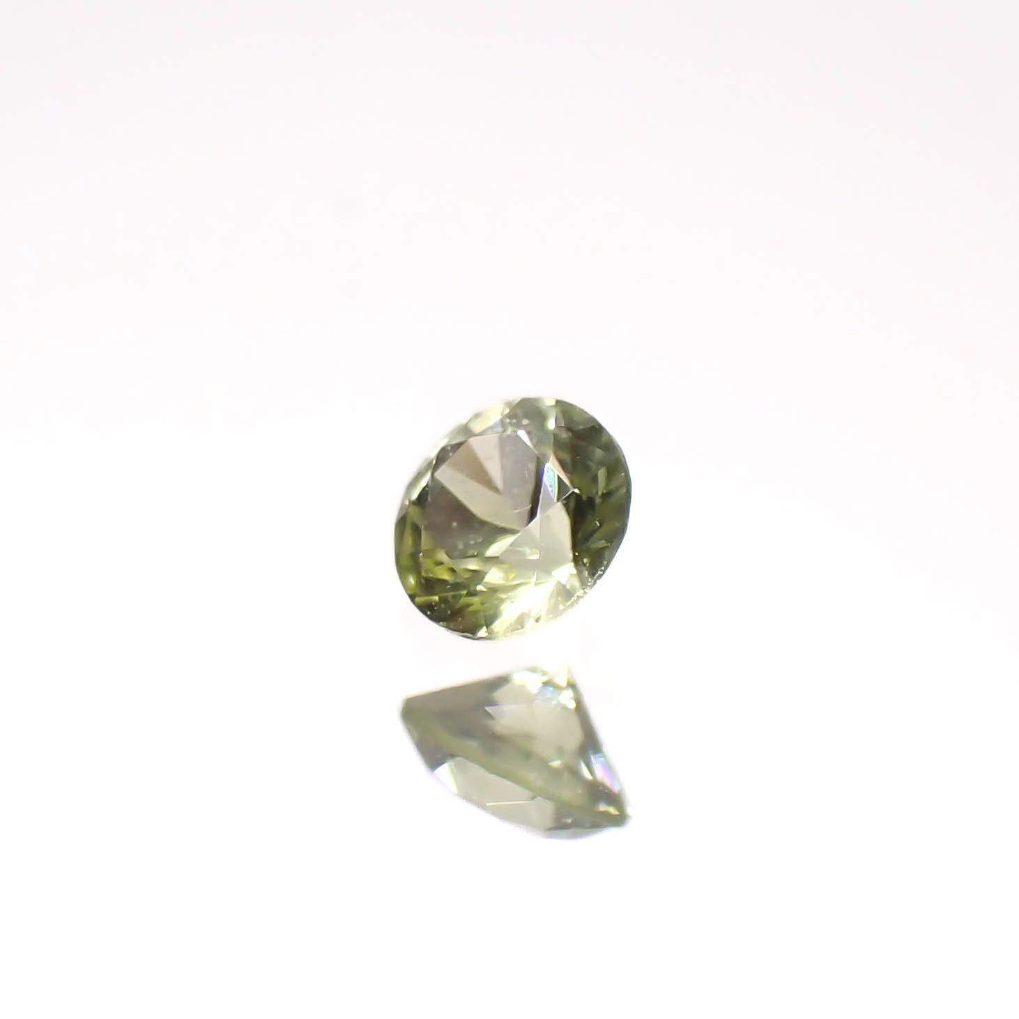 パラサイティックペリドット(宝石名ペリドット)採取地：ロシア 0.041ct 識別済[240627929]2.2x2.2mm前後
