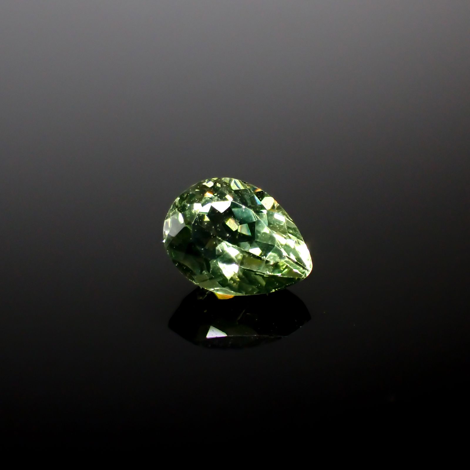 グリーンアパタイト マダガスカル産 0.72ct [241129487]6.5x4.9mm前後