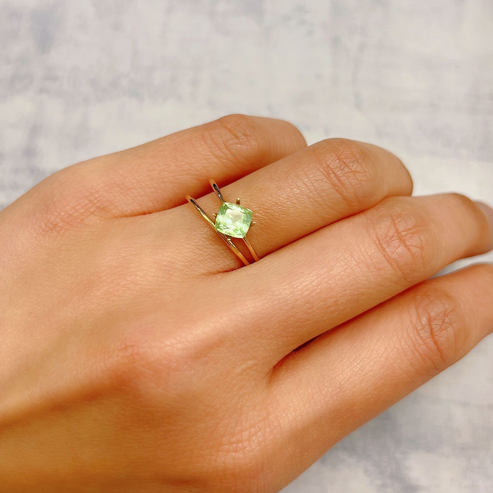 コーネルピン(宝石名グリーン・コーネルピン) タンザニア産 0.910ct ソ付(彩珠)[210711696]5.7×5.4mm前後