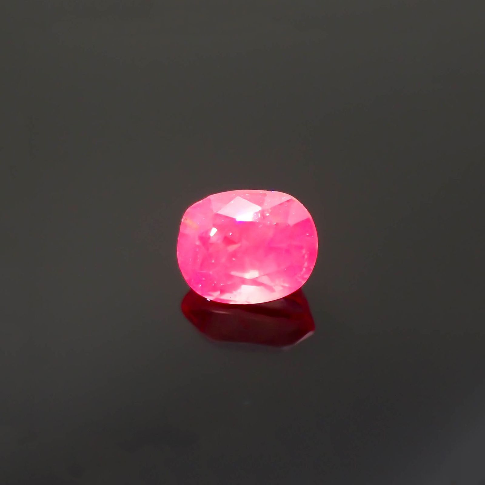 シルキーピンクサファイア 非加熱 ベトナム産 0.43ct[230120257]4.3x3.3mm前後