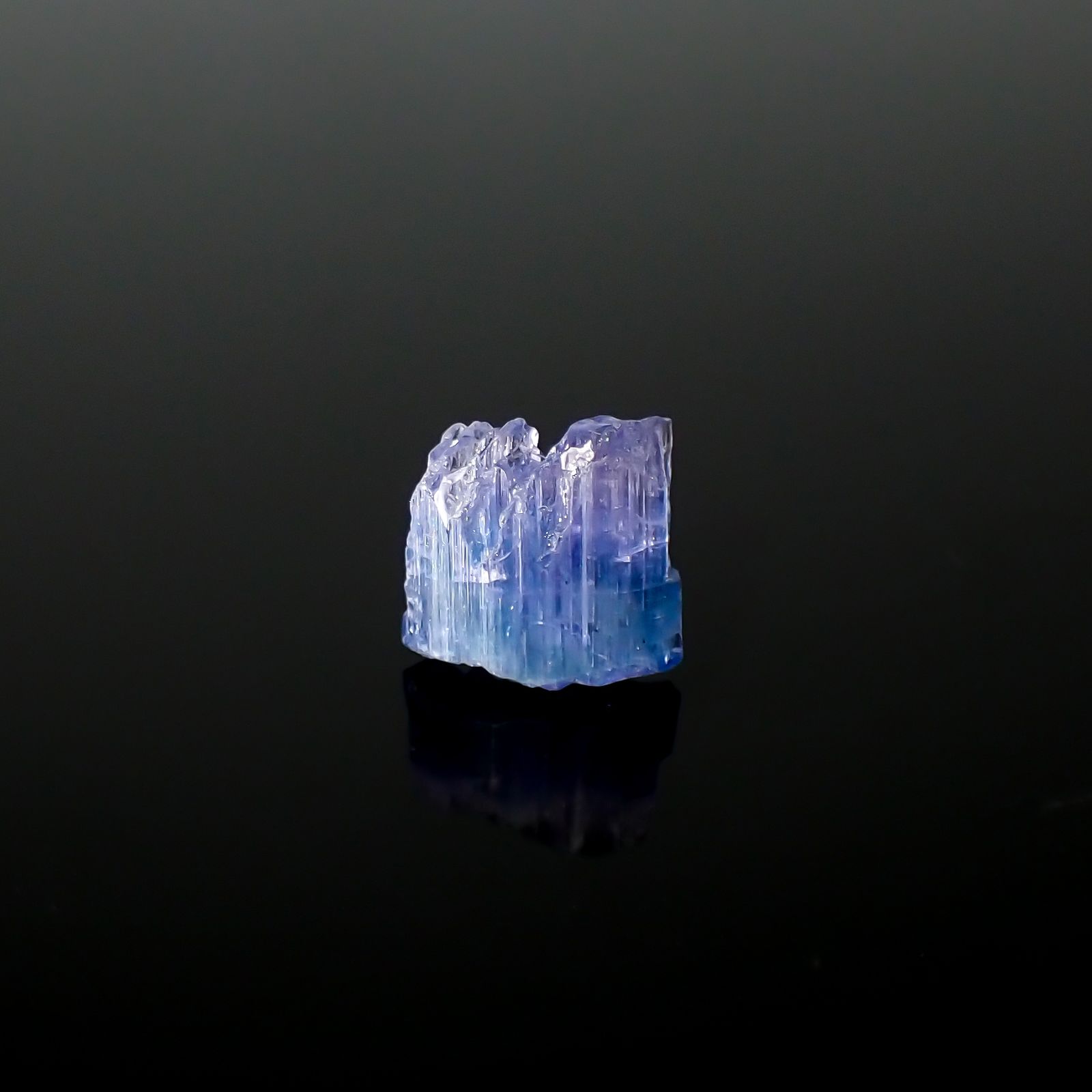 バイカラータンザナイト 原石 タンザニア産 1.69ct[231224980]8.4x8.1mm前後