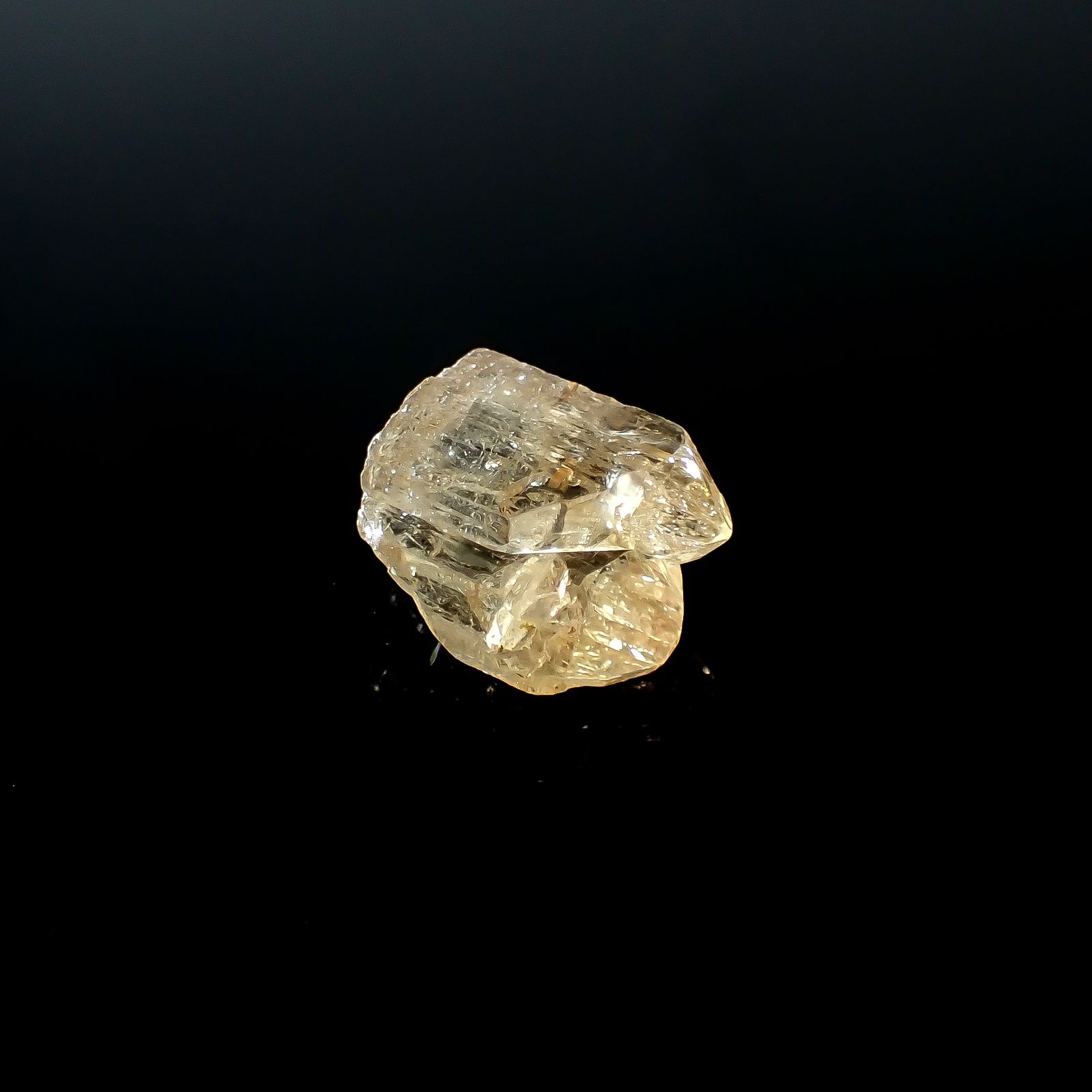 インペリアルトパーズ 原石 ザンビア産 8.26ct / 12.3x10.8mm前後 [250730938]