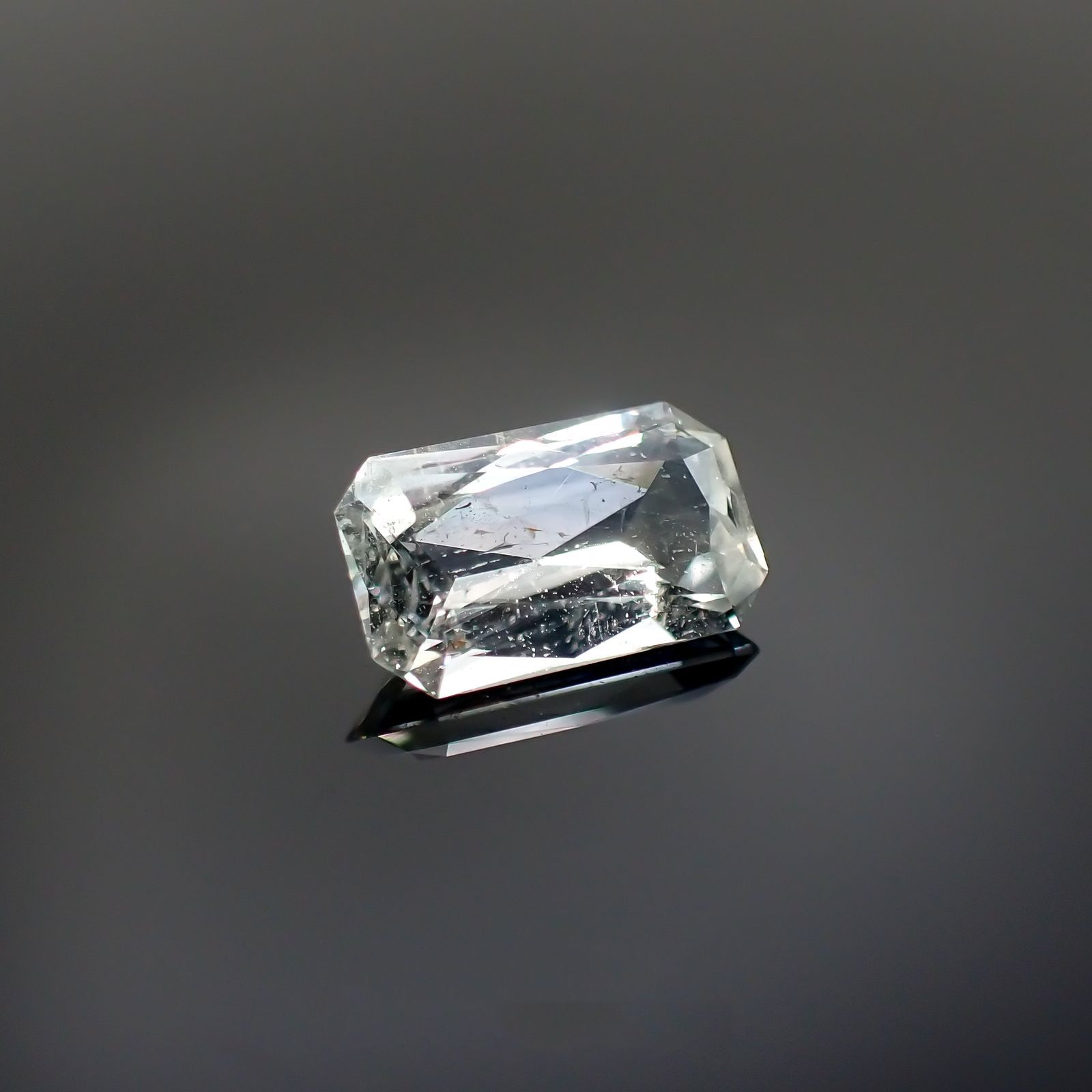 ジェレメジェバイト(宝石名エレメージェバイト)ナミビア産 1.288ct ソ付(彩珠)[230823128]8.8x5.3mm前後