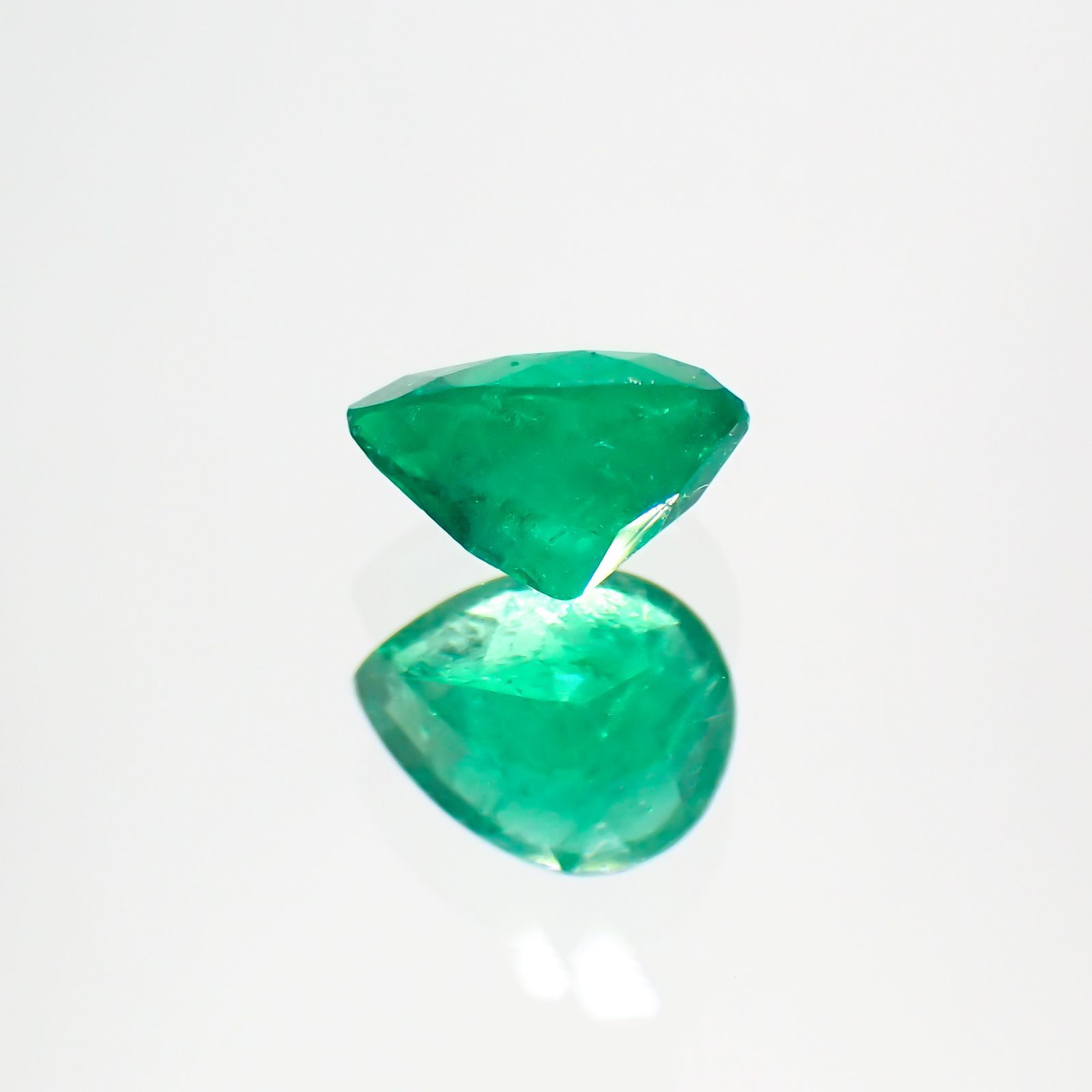 エメラルド(宝石名エメラルド) コロンビア産 0.38ct 識別済[20118358]5.7×4.4mm前後
