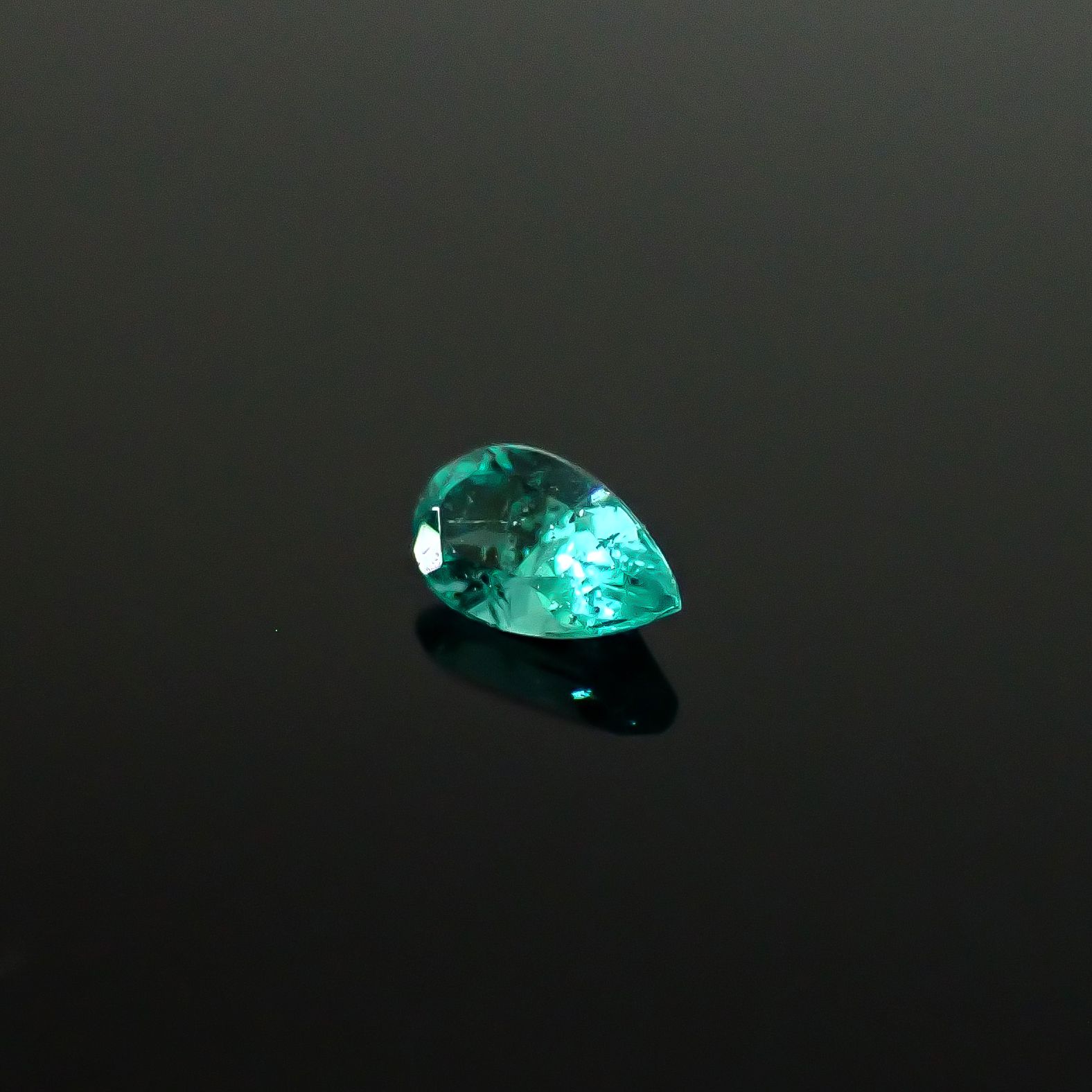 パライバトルマリン ブラジル産 0.087ct / 3.7x2.2mm前後 [250931078]