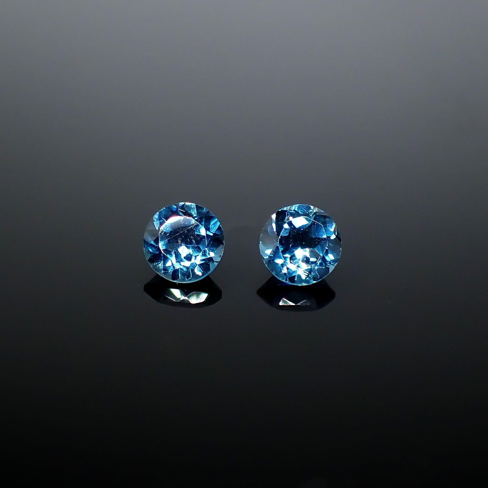 ◇ペアセット◇ロンドンブルートパーズ ブラジル産 1.18ct(2pcs合計) / 5x5mm前後 [251031332]