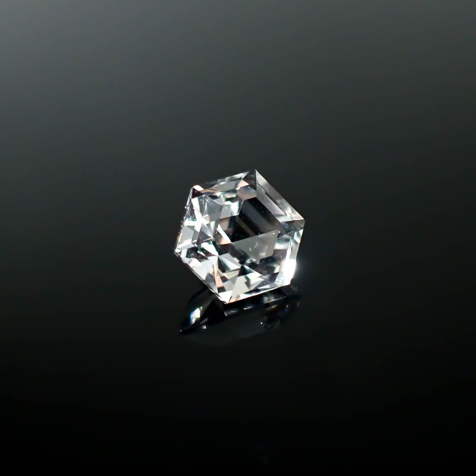 ◇ヘキサゴンカット◇レムリアンシードクリスタル(保証シール付き) ブラジル産 0.83ct / 5.8x5.8mm前後 [250730865]