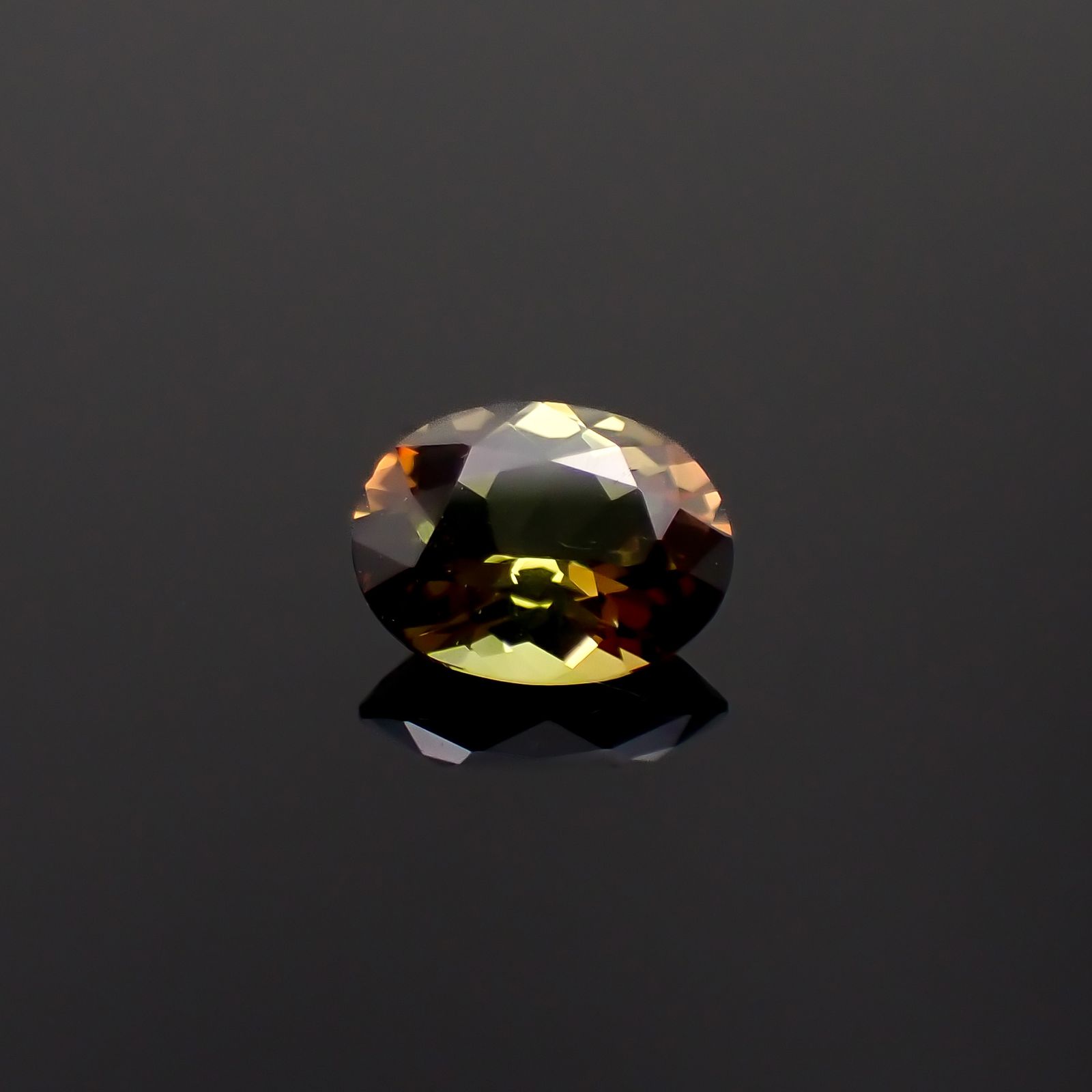 バイカラーアンダリュサイト スリランカ/マダガスカル産 0.50ct[230421598]5.9x4.5mm前後