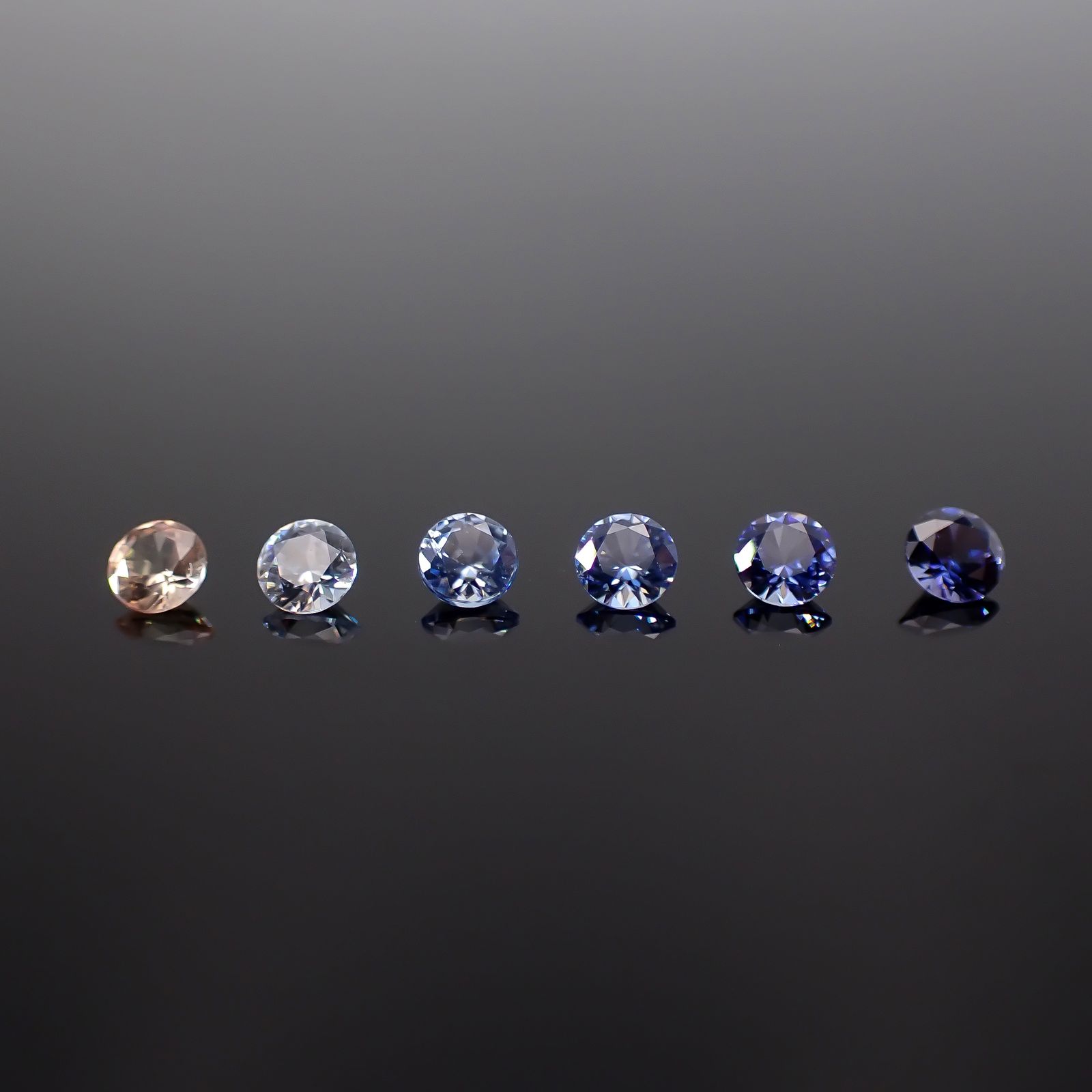 ベニトアイト カラーグラデーション6個セット アメリカ・カリフォルニア州産 0.29ct(6pcs合計) / 2.2x2.2mm前後 [251231479]